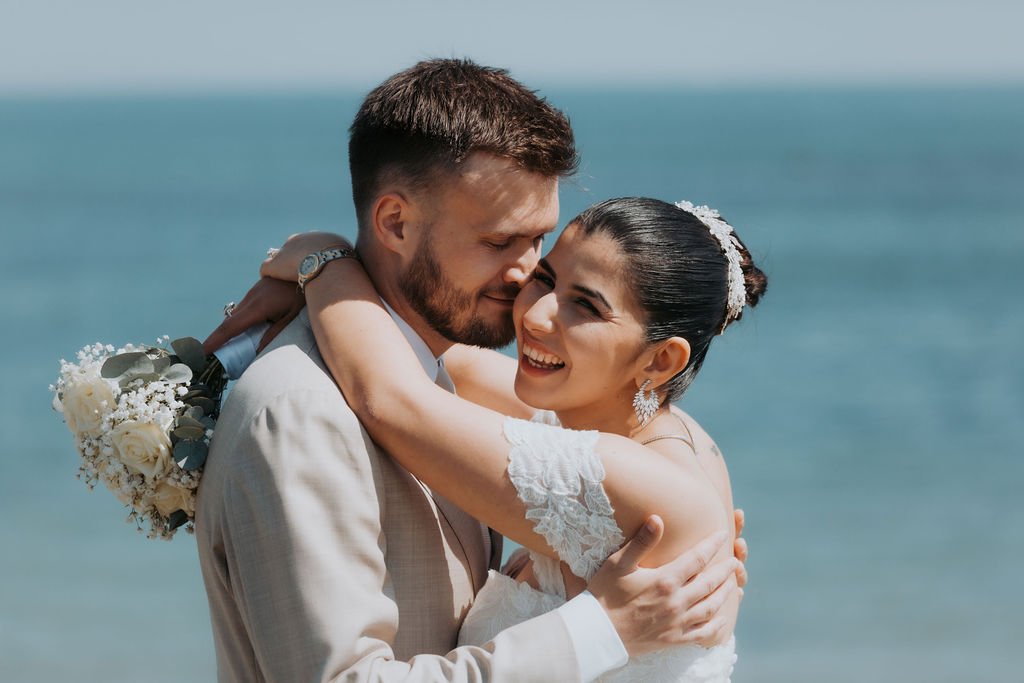Jeunes marier lors de leur mariage en Bretagne. Photo de mariage en bord de plage . 