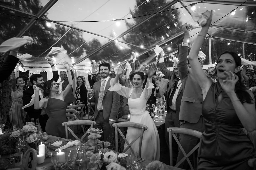 Photographe de mariage à paris prend un couple de jeune marié en photo pendant le repas