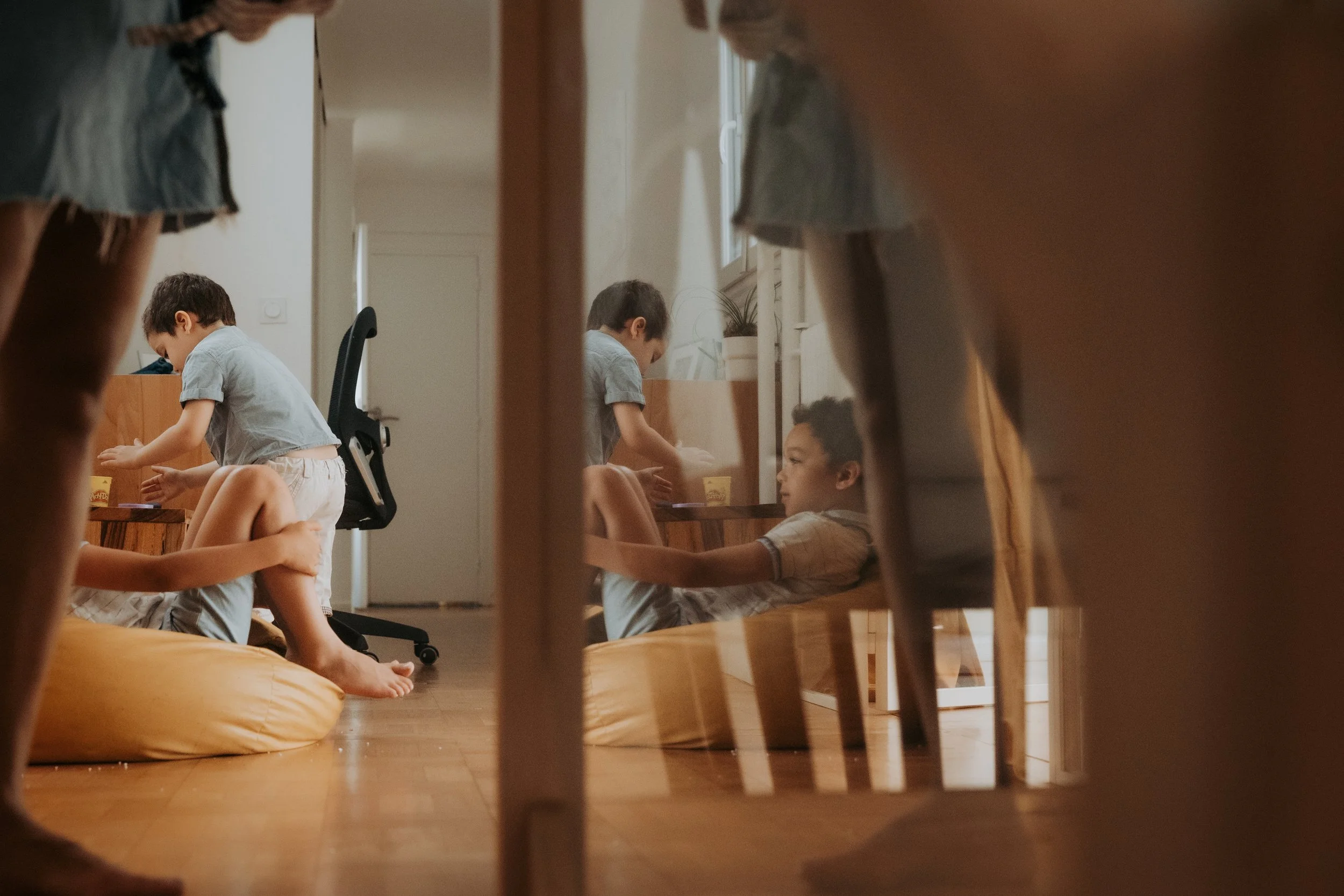 Des enfants jouent calmement lors d'une séance photo de famille à paris
