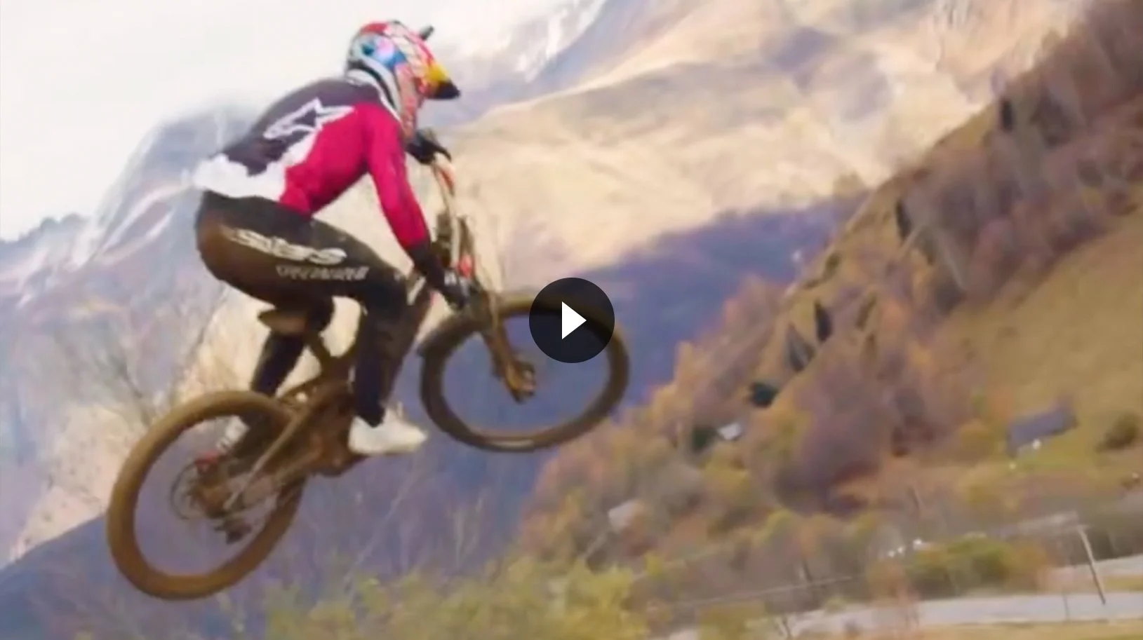 Vidéo de la course organisée par Redbull avec Tom pidcock et Loic Bruni dans les Pyrénées.