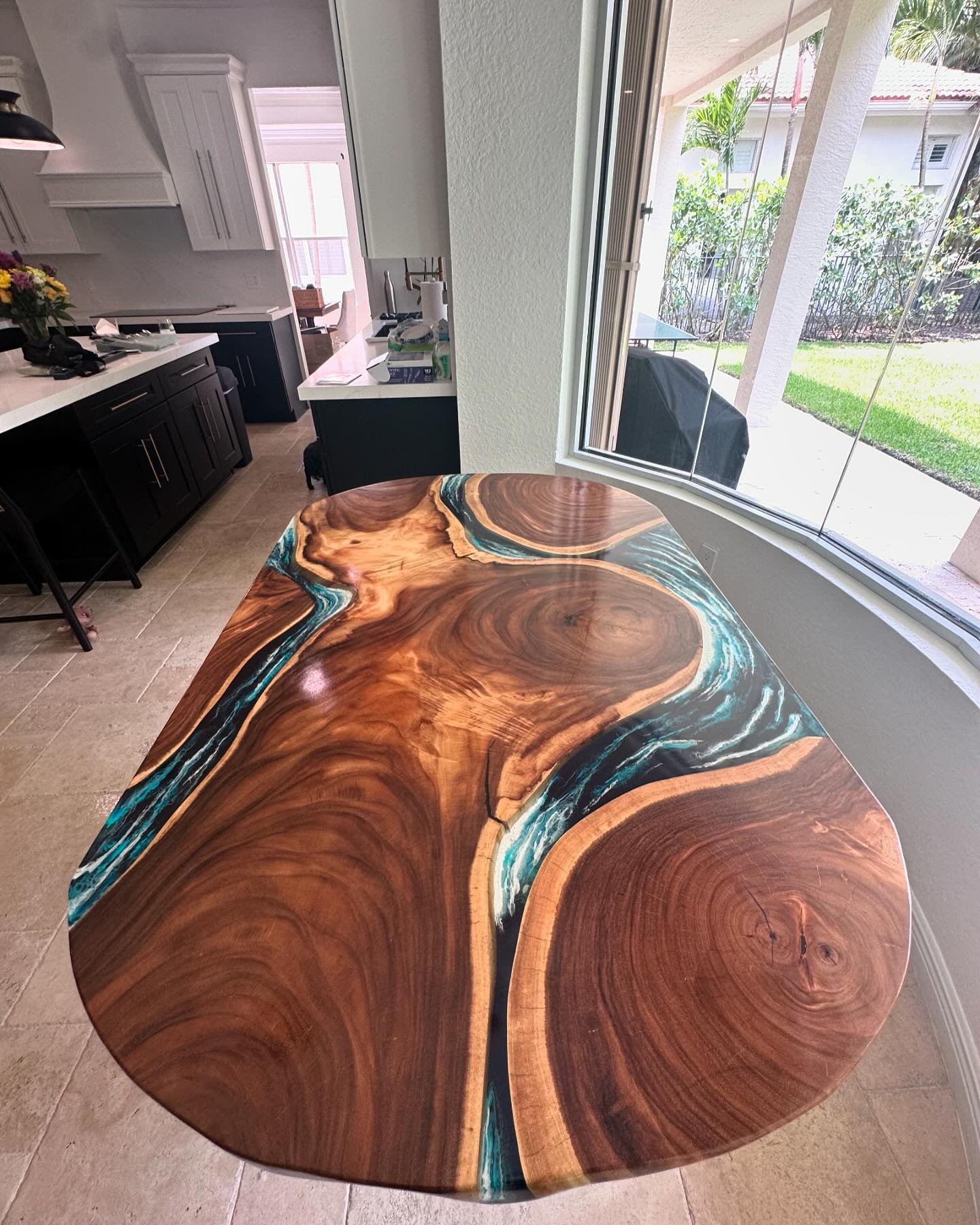 An oval dining table that will leave you speechless! This stunning piece is a masterful fusion of elegance and coastal charm. Where memories are made and treasured.
#waves #Beach #Oceantheme #diningroom #diningtable #liveedge #custom #diningtabledesi