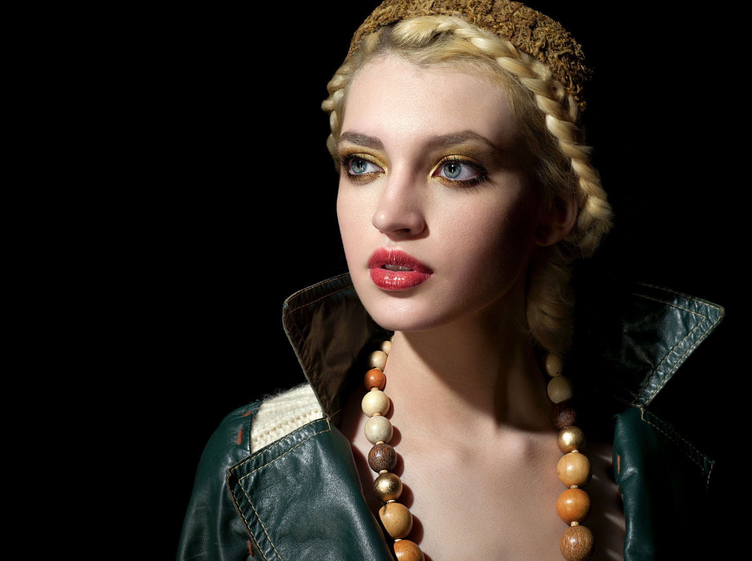 Stunning Portrait photography that makes the woman look like she's almost glowing