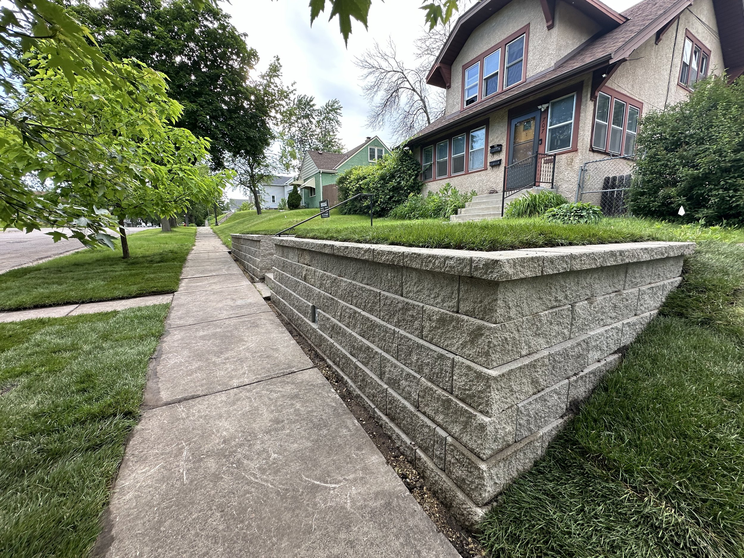 Completed Versa-Lok block retaining wall — East Saint Paul MN — Heritage Outdoors Twin Cities retaining wall contractor