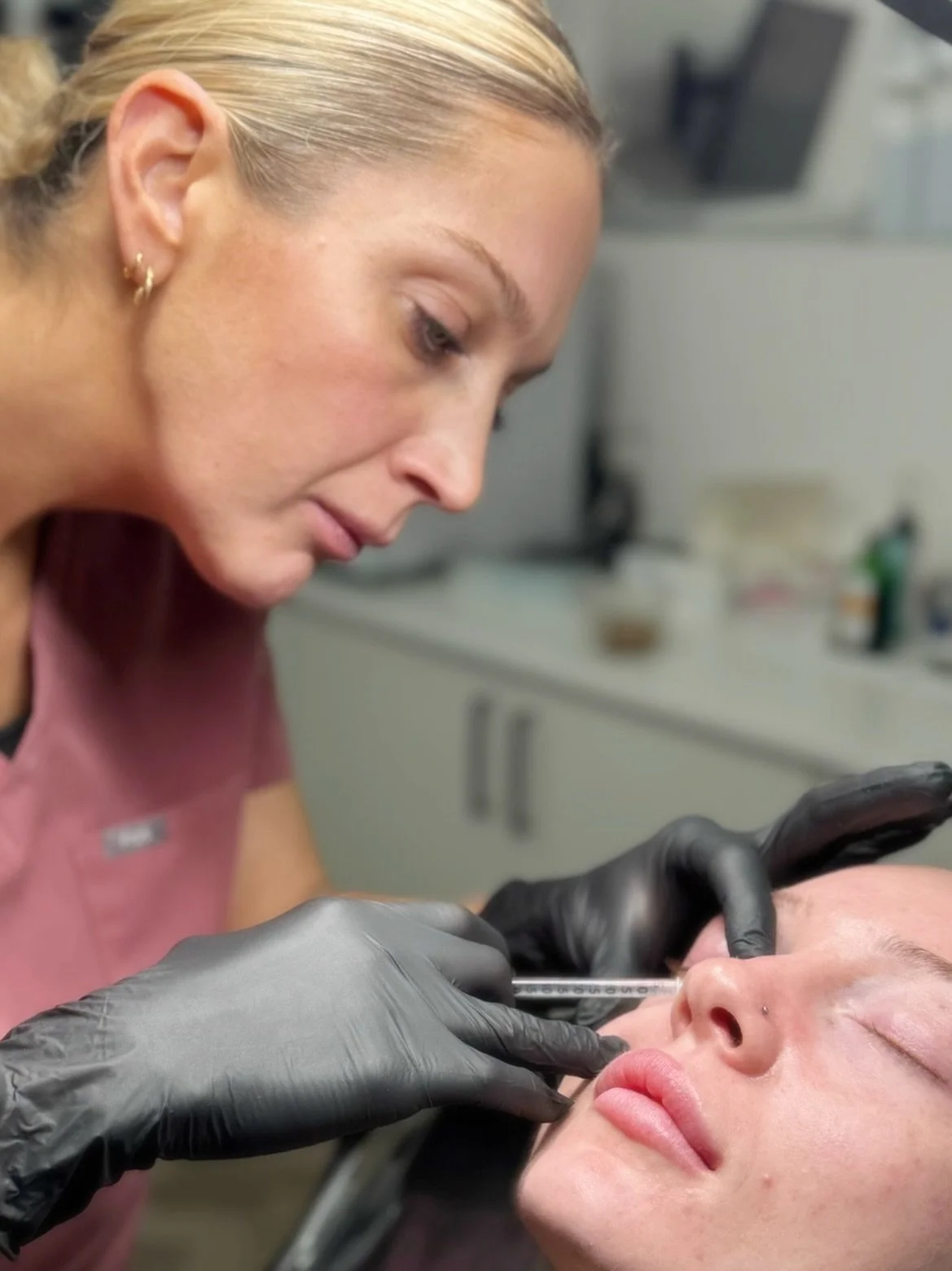 The question I get asked the most&hellip; ❓🙋🏼&zwj;♀️

Do you recommend Polynucleotides 🧬 or Profhilo and what&rsquo;s the difference? 🤷 

✨ **Polynucleotides vs. Profhilo: What&rsquo;s the Difference?** ✨

🔹 Polynucleotides 🧬 
- 💧 Skin booster