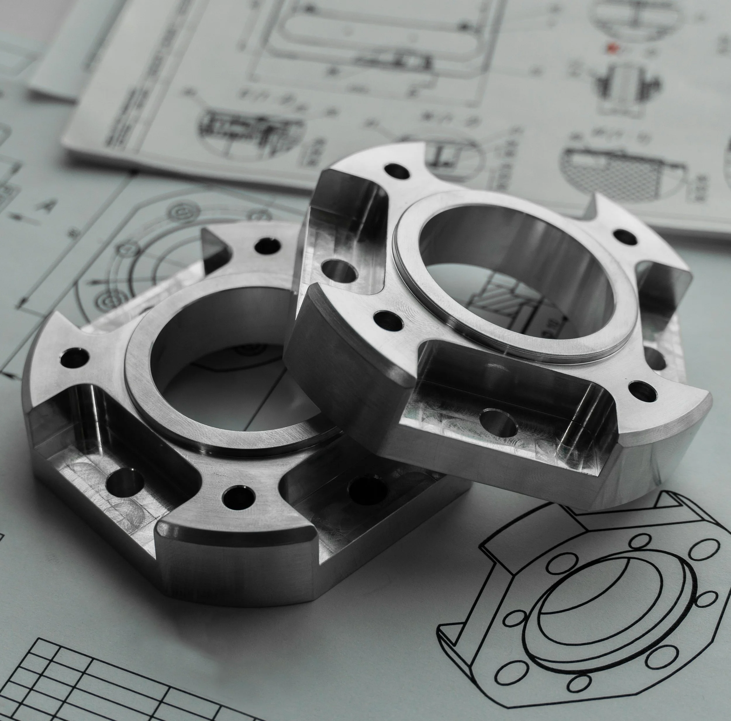 Metallene Schrauben oder Lagerhälften auf technischen Zeichnungen mit Maße und Detailzeichnungen.