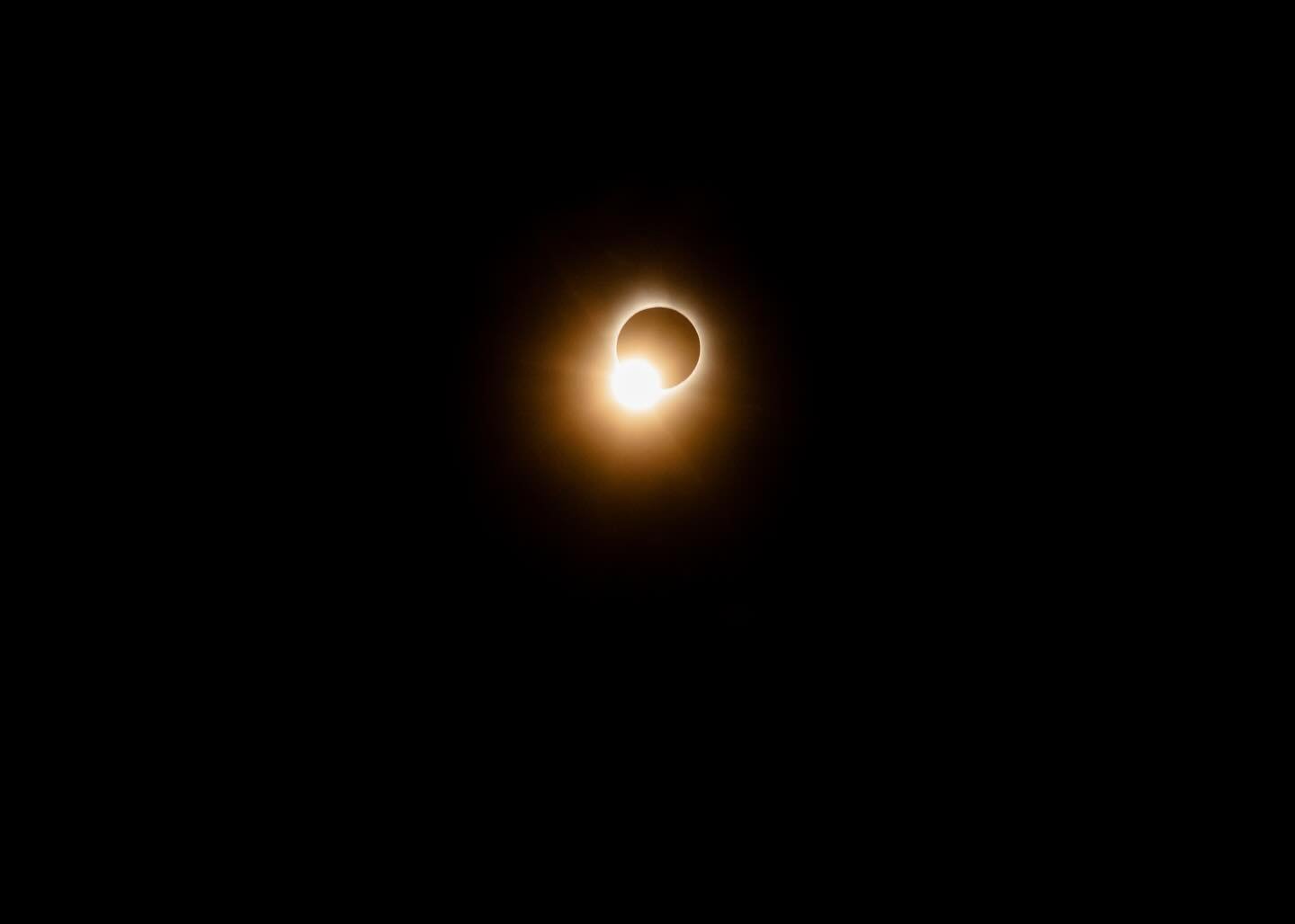 Total Solar Eclipse @madriverglen 🌕🌖🌗🌘🌑🌒🌓🌔 What an unforgettable experience&hellip;Mad River Magic at its finest! 

@photos_by_kintz 
@madriverglen 
@madrivervalley 
@valleyreporter 
@skitheeast 
#photosbykintz #madrivervalley #madriverglen #