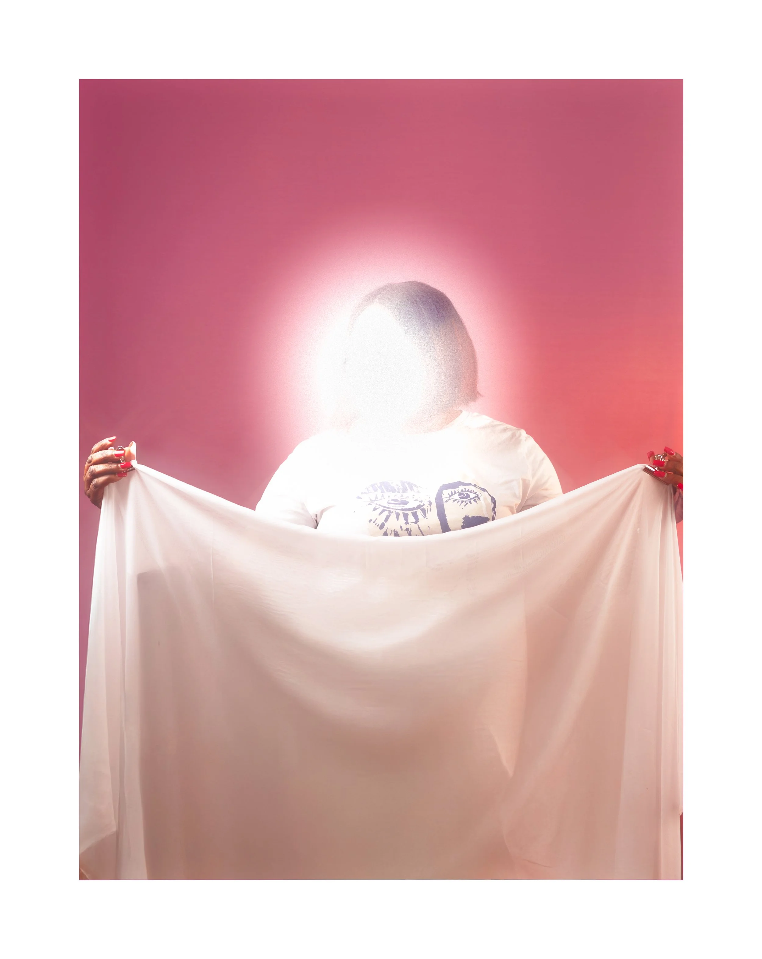 Personne féminine tenant un drap blanc devant elle, avec une lumière forte derrière sa tête qui obscurcit son visage.