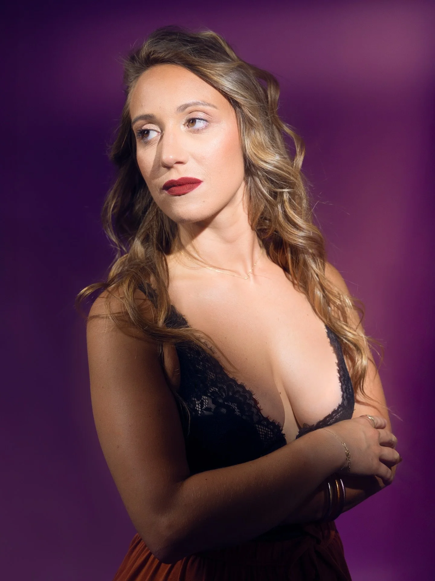 Personas bonitas qui passent &agrave; mon studio pour booster leurs &eacute;nergies et je pense que c&rsquo;&eacute;tait un succ&egrave;s total. 
Merci @marielise.crc pour ta confiance 🌸
Option maquillage et coiffure fait par @jaadeglam ✨