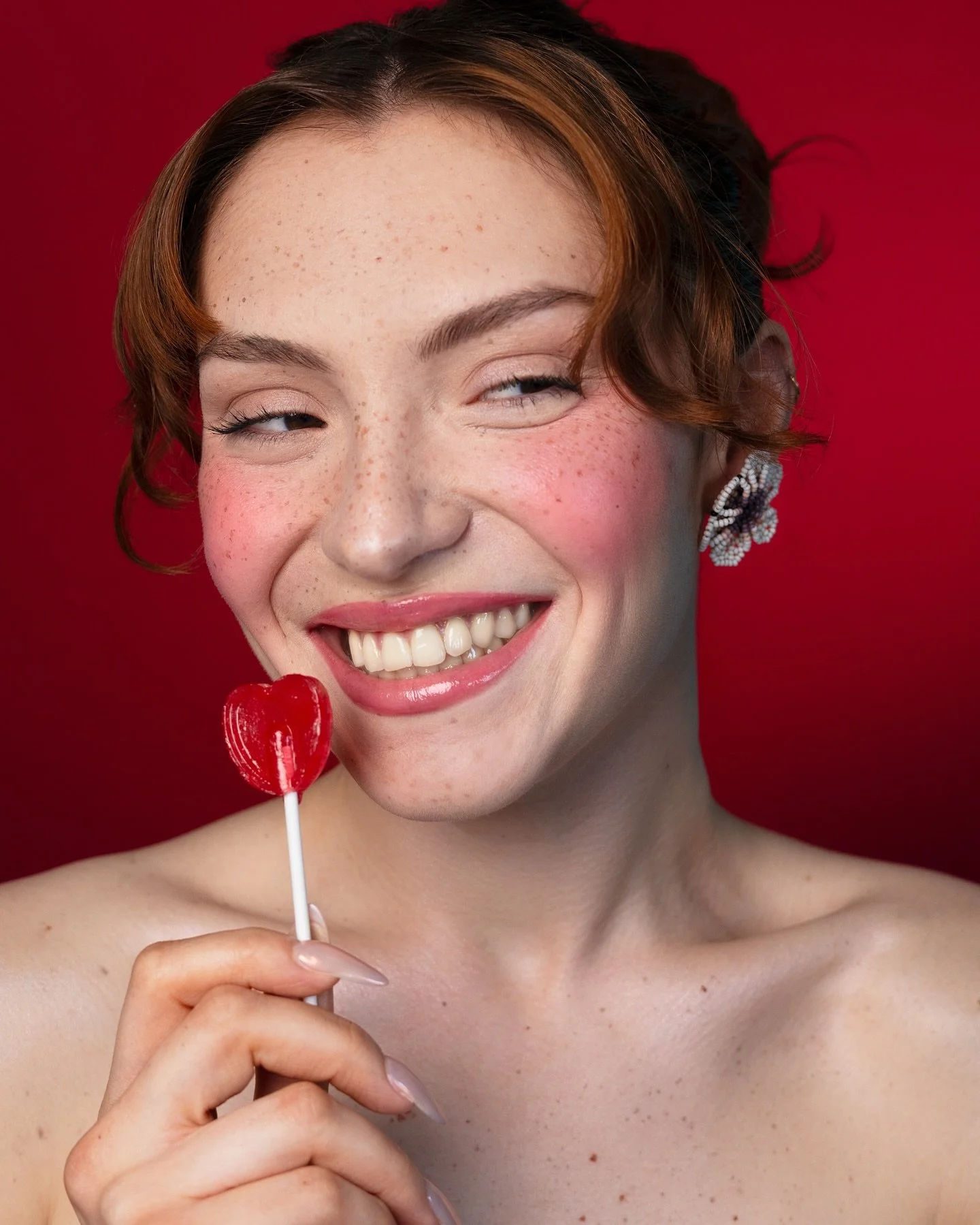 Derni&egrave;re s&eacute;rie de ce shooting avec la douce @cloerohnke 💕
La talentueuse makeup Artist : @jess.oz.mua 
Les boucles d&rsquo;oreilles : @maison.dolores 
&Agrave; @lapistastudio

@adobefrance @godox_global @godoxfr