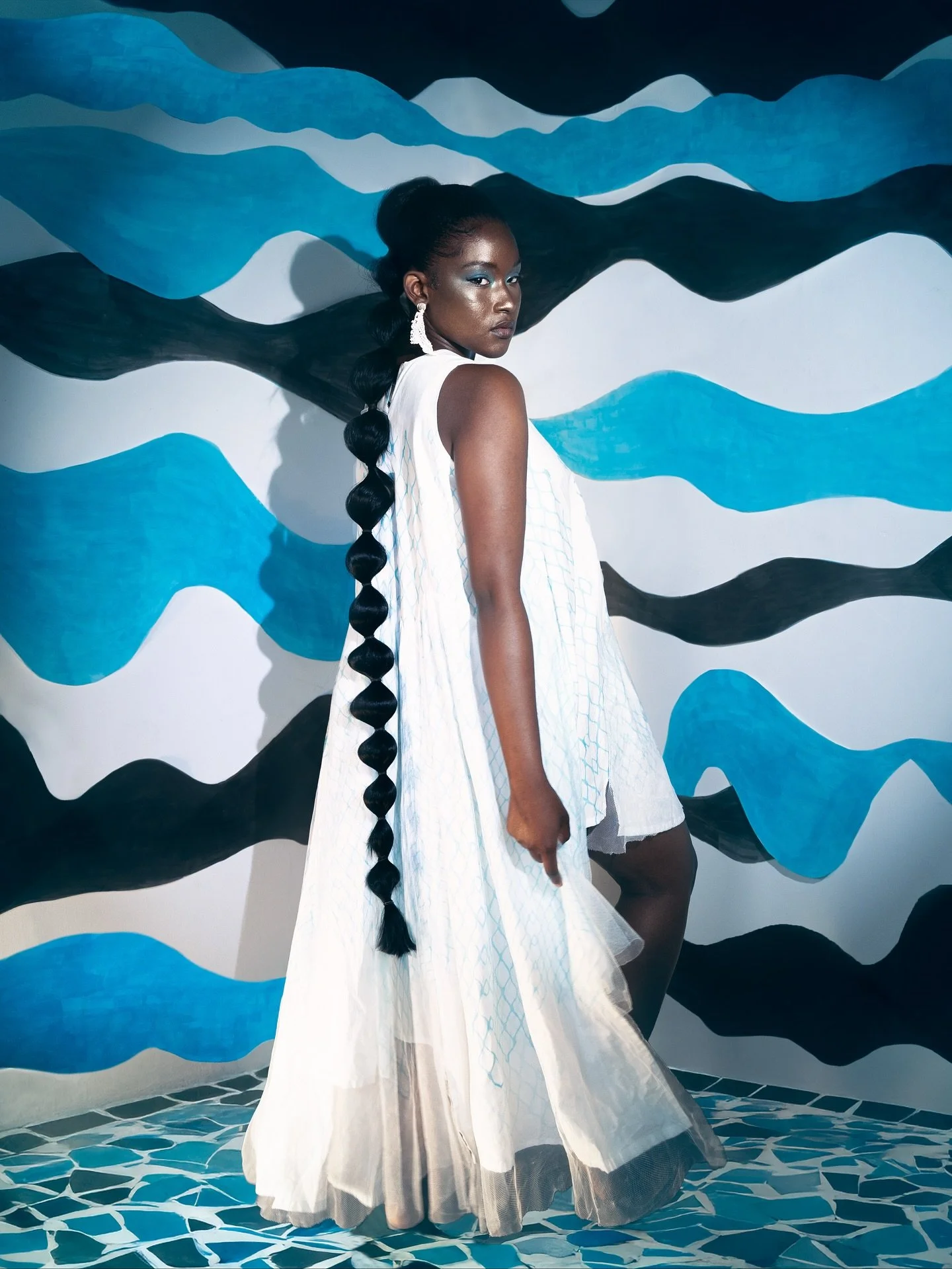 ~ ~ ~
Model @dvmboding 
Dress &amp; earings @anjam_design 
Makeup @jaadeglam 
Studio @lapistastudio @atelier_crear.creer_