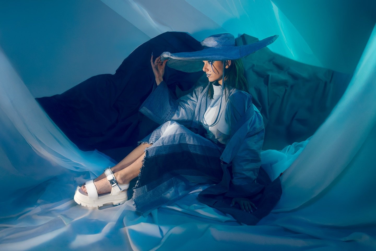 Old but cool. &Ccedil;a me manque tellement de cr&eacute;er ce types de projets en studio, o&ugrave; j&rsquo;exp&eacute;rimente librement avec tout en tissant des liens avec d&rsquo;autres personnes cr&eacute;atives.
Con calma, en ce moment, je trava