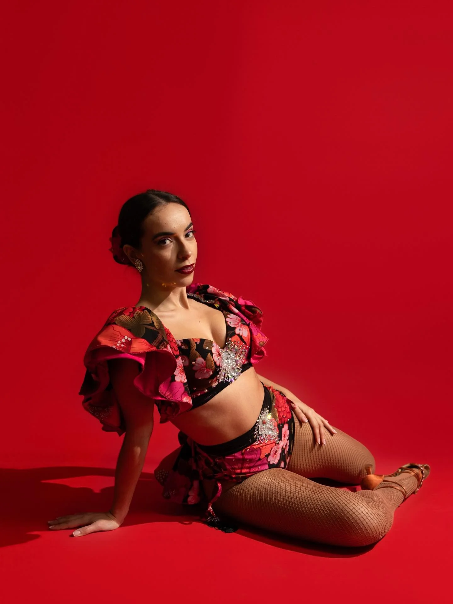 @cxm_baila dans son magnifique costume de danse, r&eacute;alis&eacute; en collaboration avec @lina.lopezdiseno
Dancing queen 💃🏾
Studio photo @_vertice_studio
