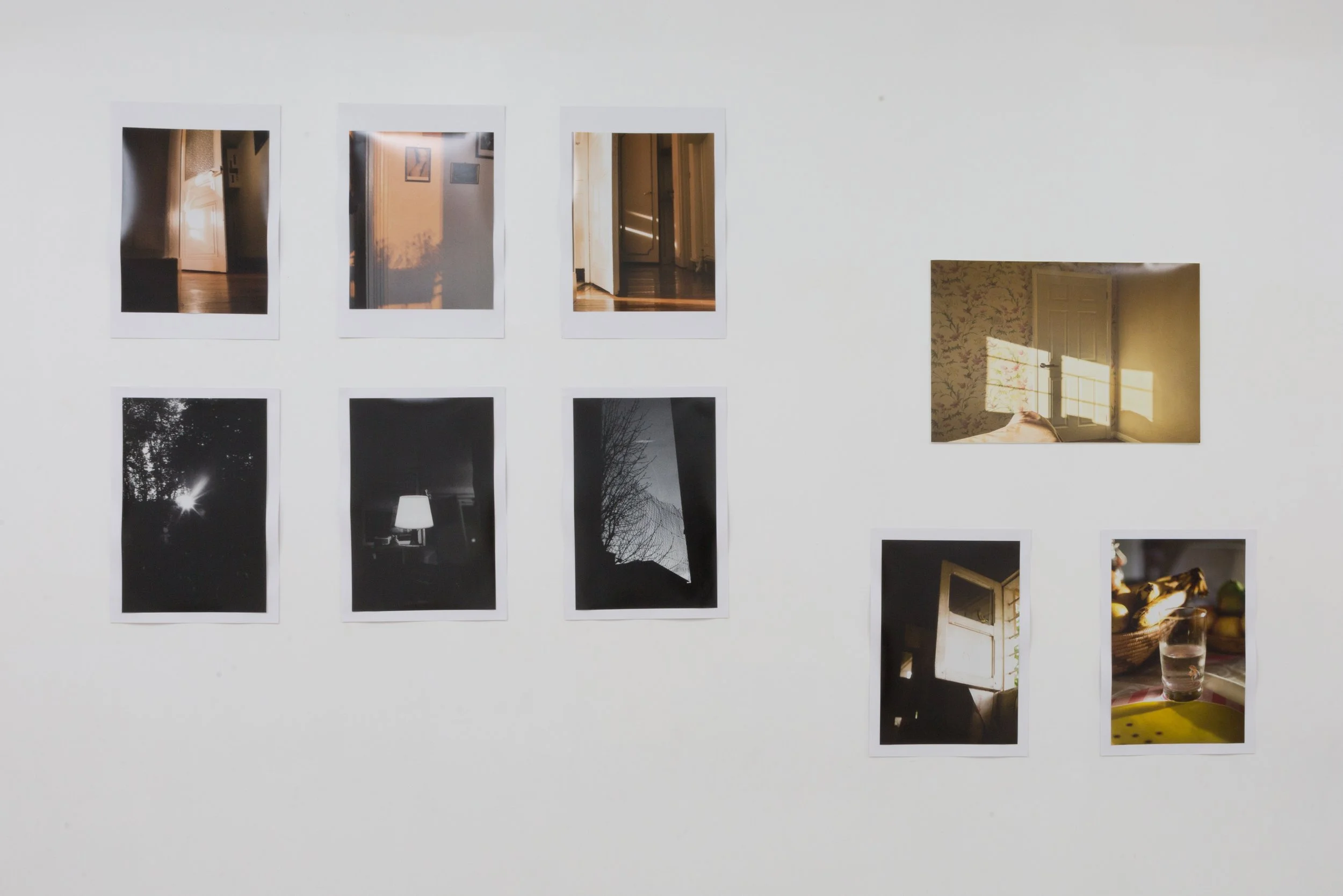 Collection de neuf photos accrochées sur un mur blanc, montrant des images d'intérieurs, d'extérieurs, de fenêtres et de scènes de la nature.