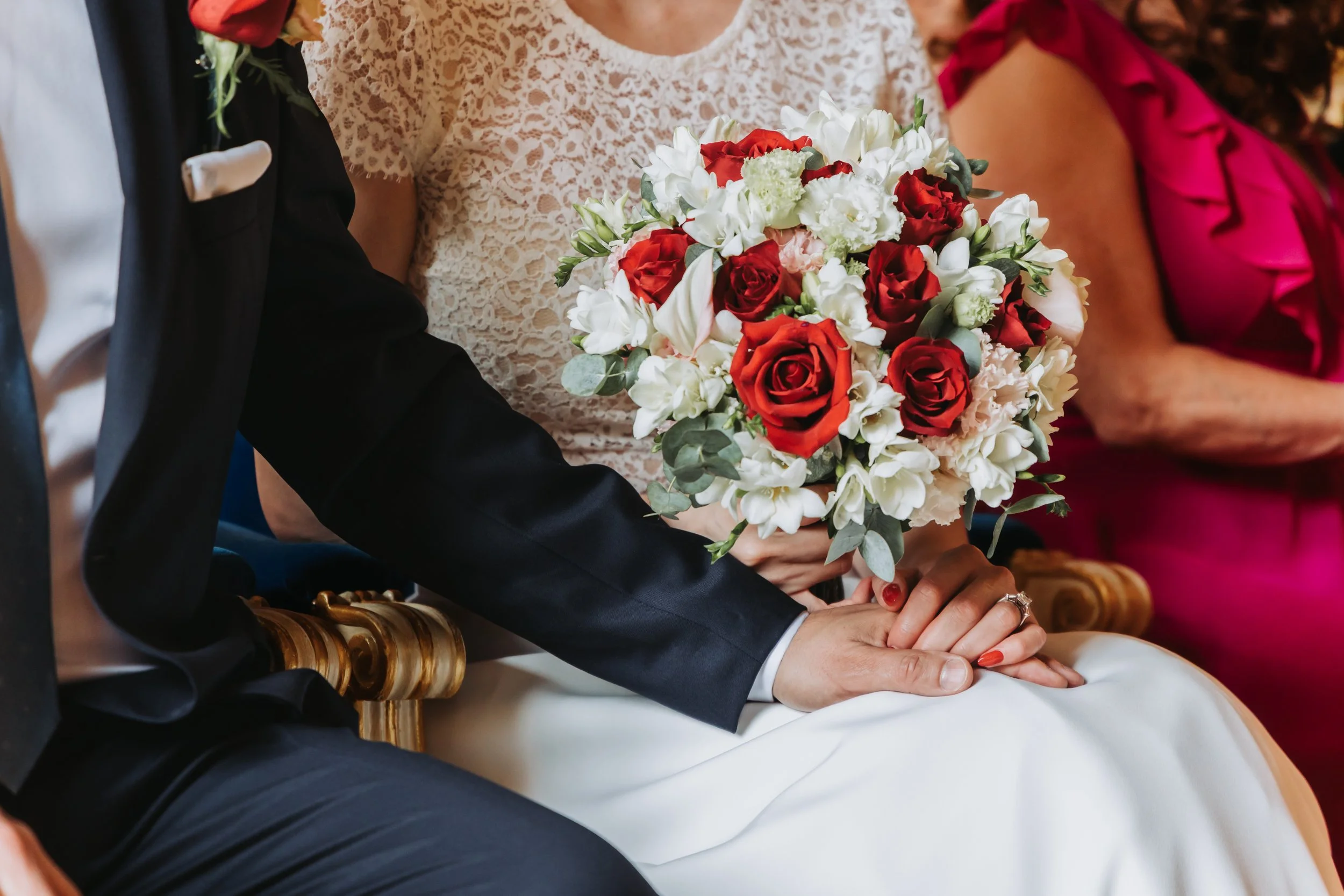 Reportage photographie de mariage. Photo d'invités heureux pendant le mariage
