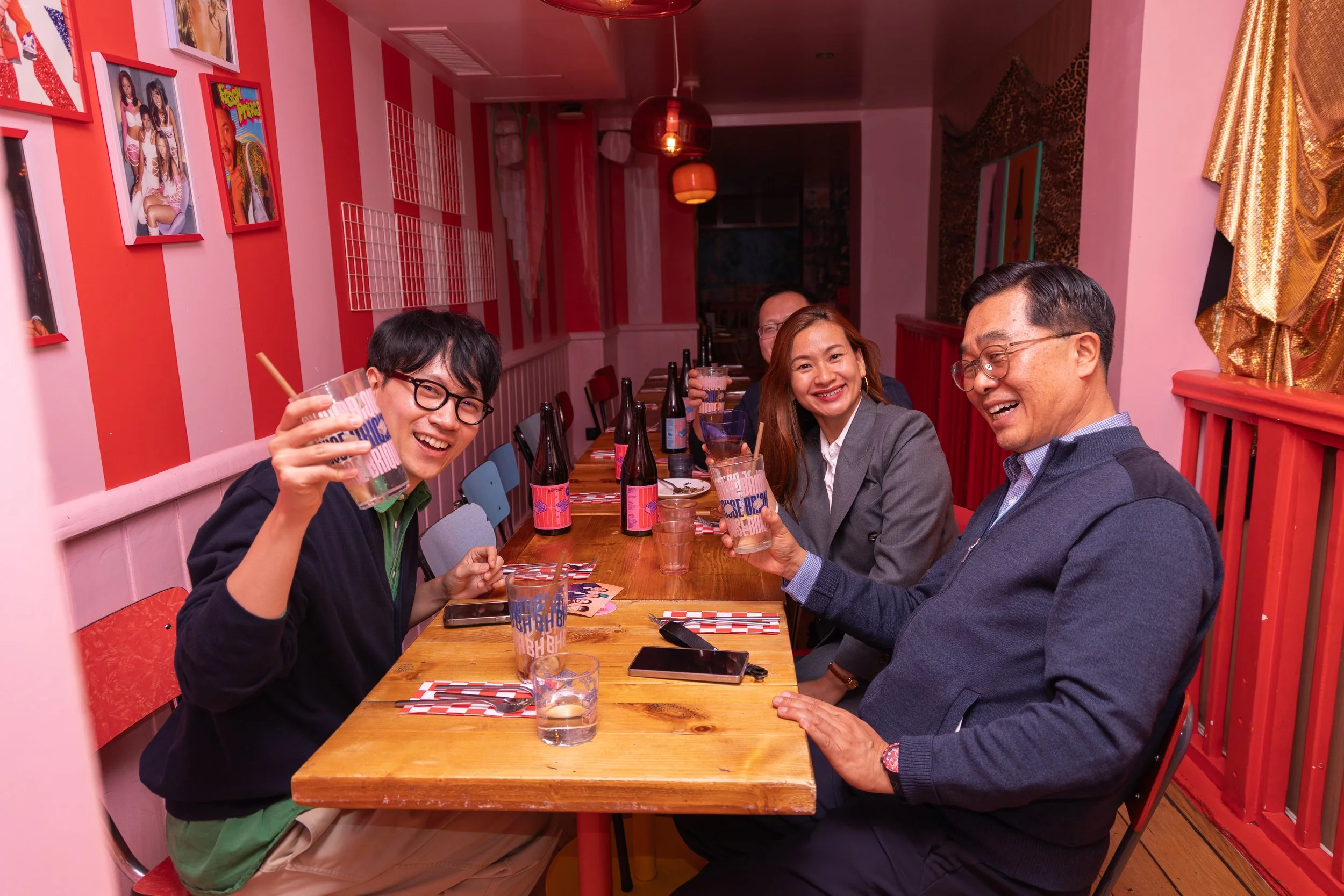 Une femme et deux enfants à la piscine, une jeune fille met un maillot de bain dans un sac, en arrière-plan, un garçon sans t-shirt se prépare.