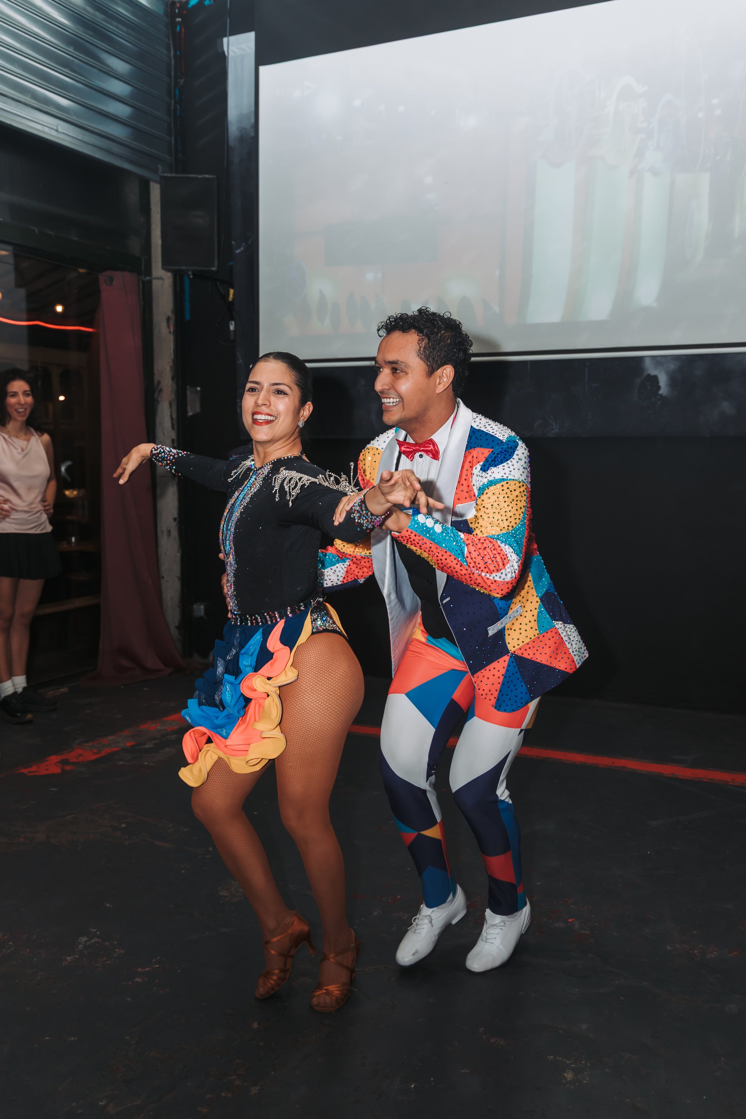 Soirée salsa latina, personnes qui dansent et s'amusent