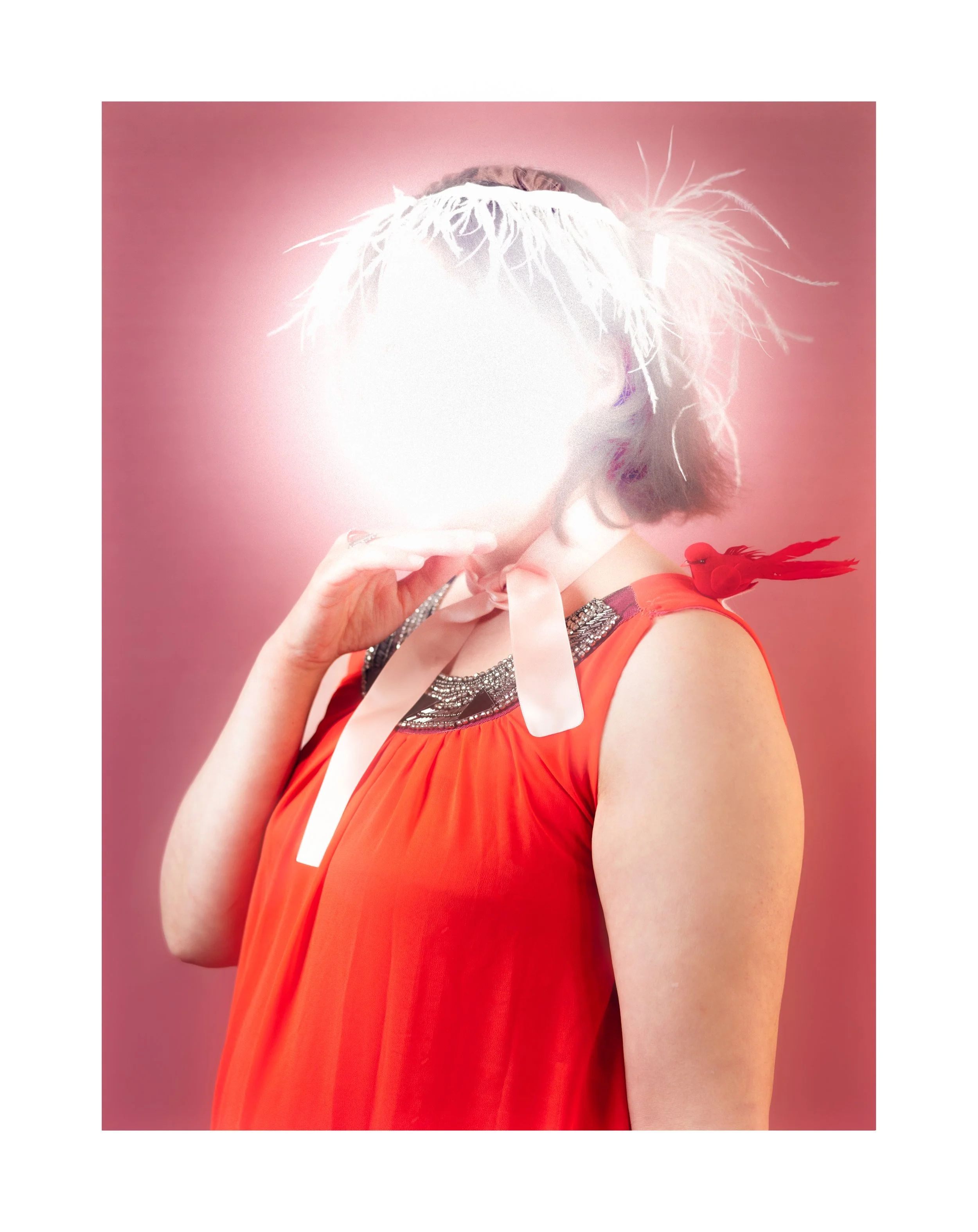 Portrait d'une femme portant une robe rouge avec un col en dentelle et une plume blanche sur la tête, une petite oiseau rouge est posé sur son épaule.