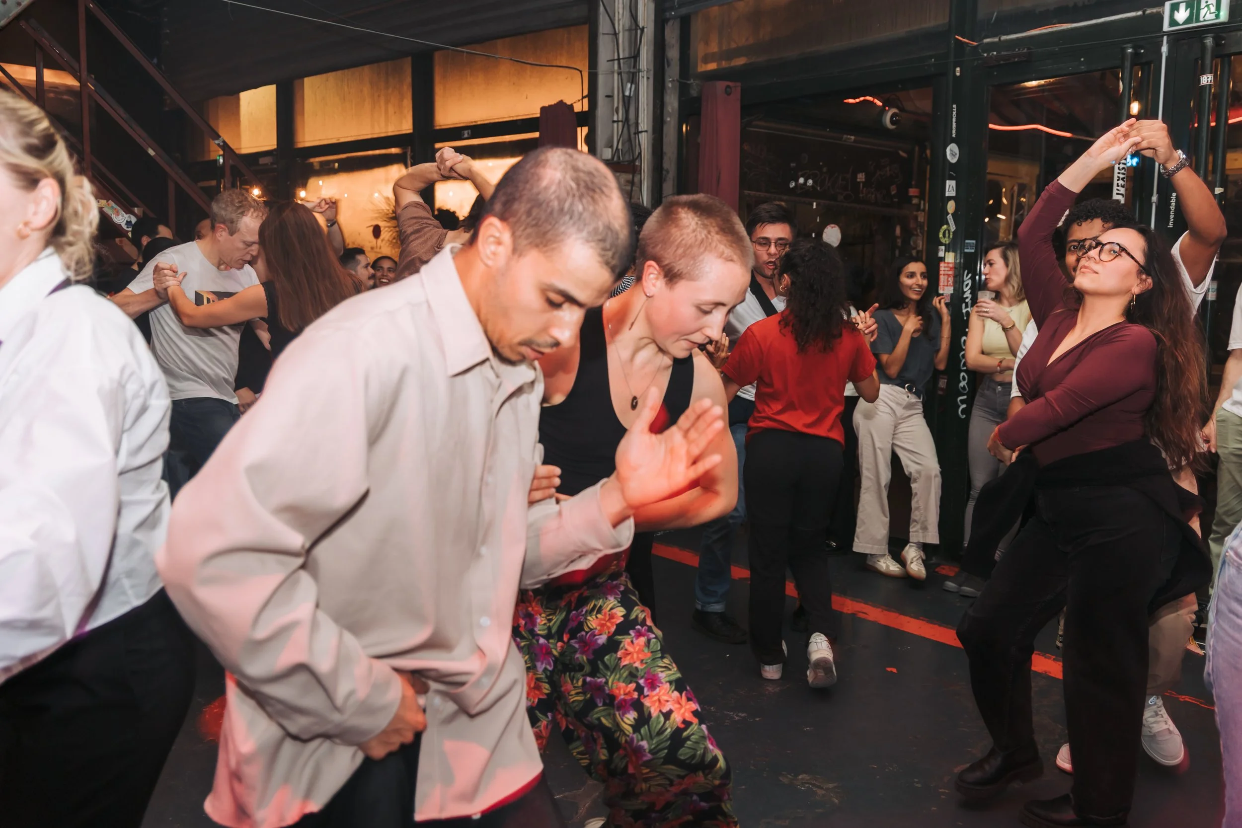 Soirée salsa latina, personnes qui dansent et s'amusent