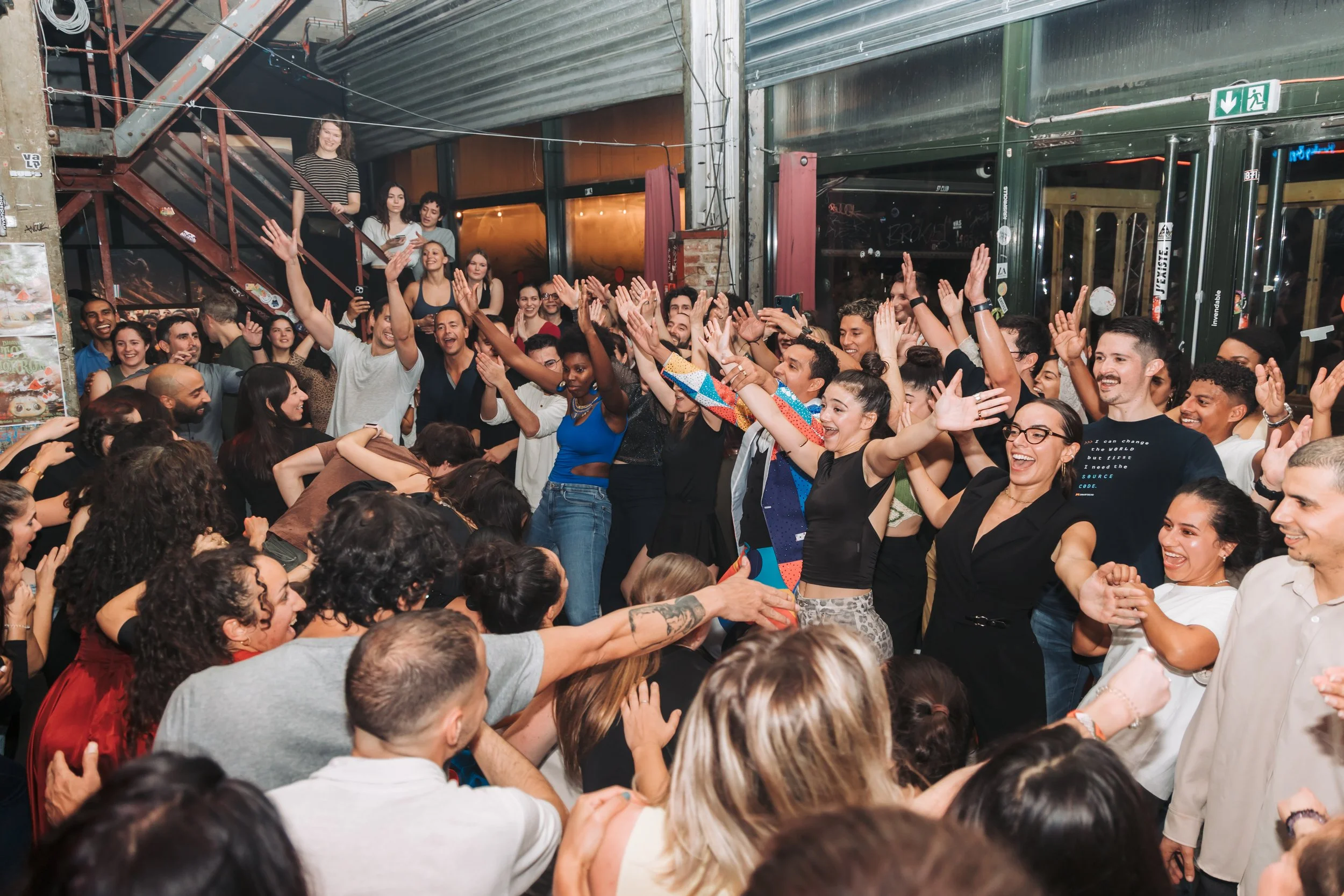 Soirée salsa latina, personnes qui dansent et s'amusent