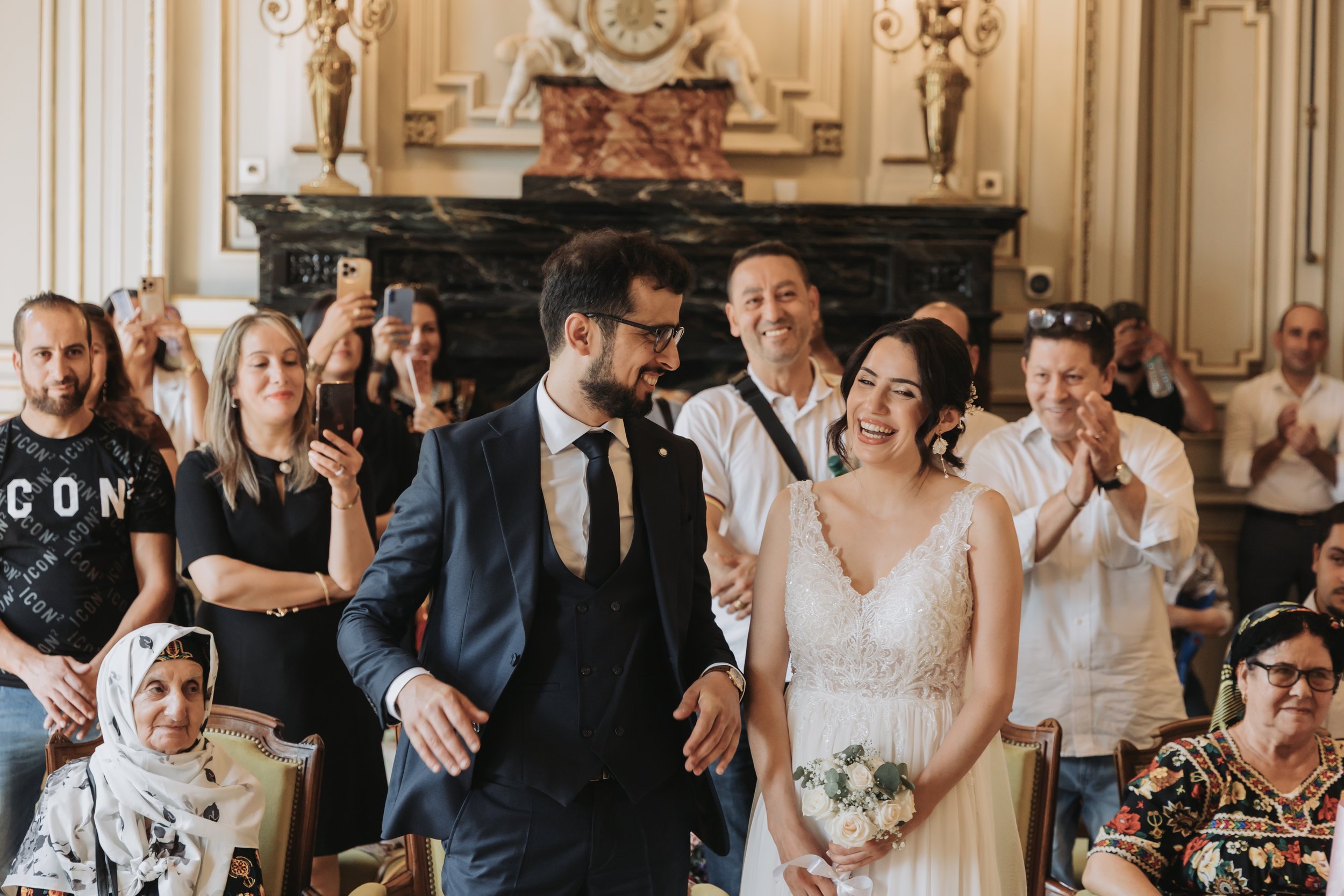 Photo artistique de mariage capturée lors de la cérémonie, formule mariage mairie
