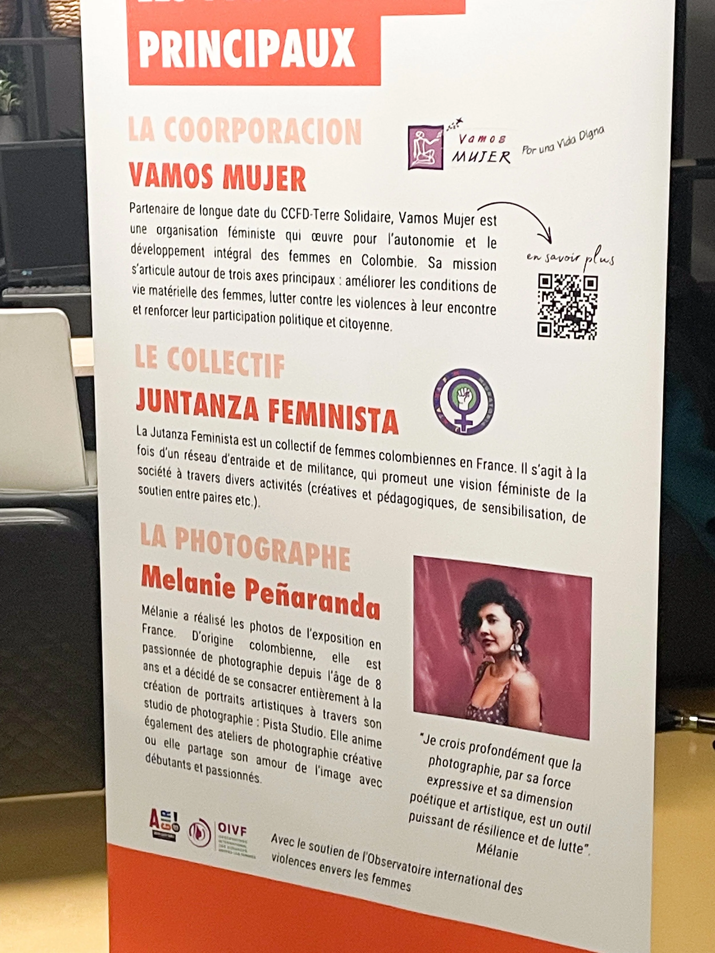 Affiche d'une organisation féministe colombienne avec sections sur la collectivé Juntanza Feminista et la photographe Melanie Peñarda, incluant une photo d'elle, logos et un code QR.