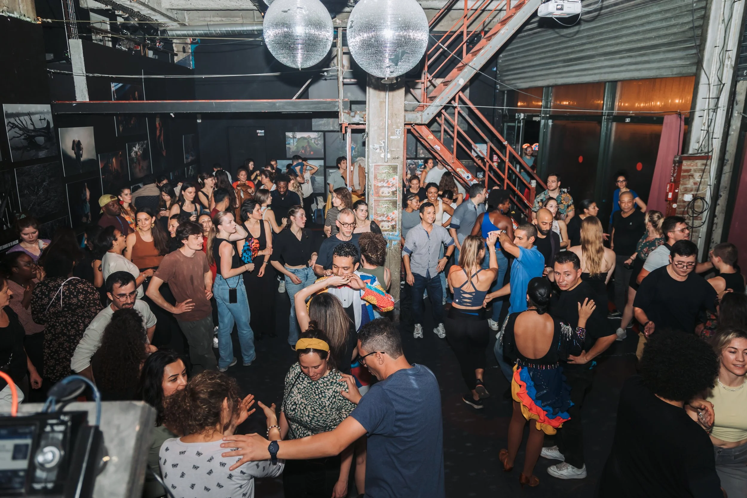 Soirée salsa latina, personnes qui dansent et s'amusent