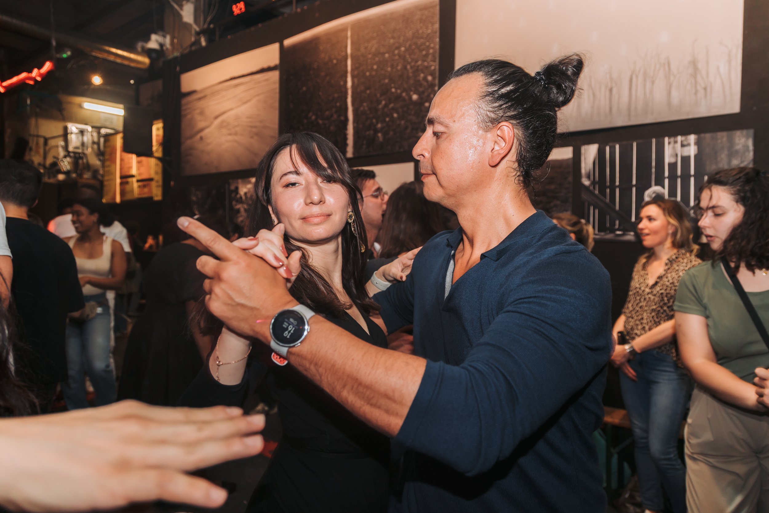 Soirée salsa latina, personnes qui dansent et s'amusent