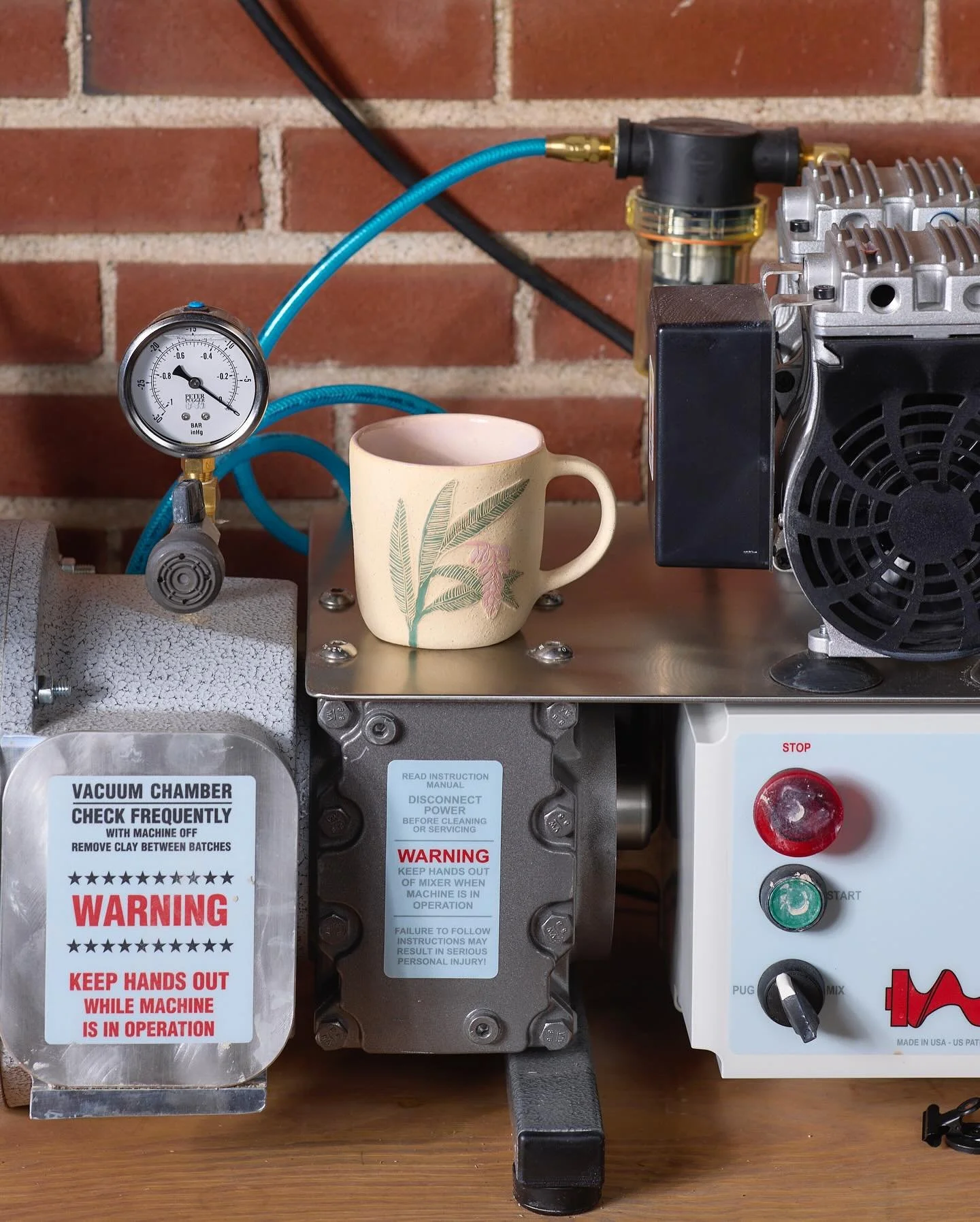 The STL Mug Market is this Sunday!!

Join us @highlowstl from 10am-2pm for 
🏺Handmade Mugs from over 30 local makers
☕ Coffee from @blueprintcoffee 
💿 blvckspvdemusic 
📍3301 Washington Ave. 63103