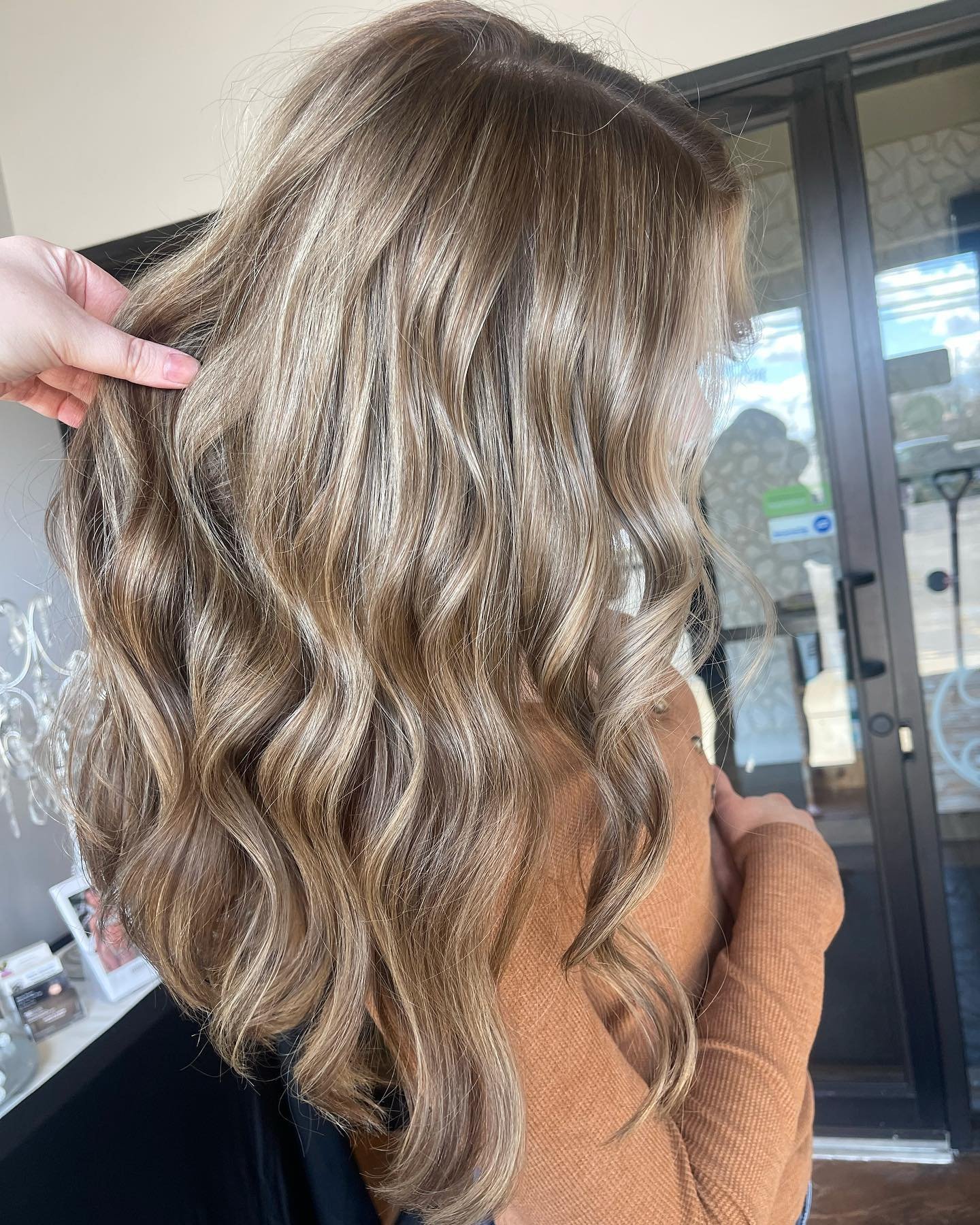 Long time no hair post! 💇🏼&zwj;♀️ 
Fell in love with this color transformation! Went from overgrown blonde to a bronze balayage. Much lower maintenance and a beautiful result! 
&bull;
&bull;
&bull;
&bull;
#balayage #livedincolor #livedinhair #blond