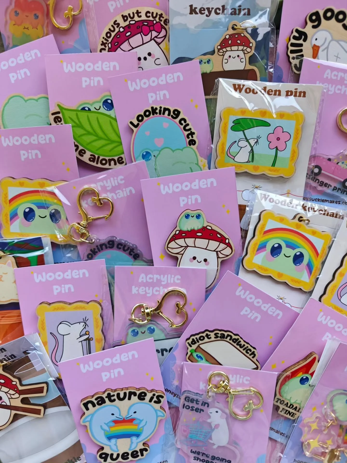 Pins and keychains coming to the shop op sunday🩷✨
Which one is your favorite?
.
.
.
.
#cuteart #cuteillustration #pinartist #pins #artbusiness #artbusiness #smallbusiness #smallbiz #dutchartist #queerartist #conventionartist #shopupdate #onlineshop