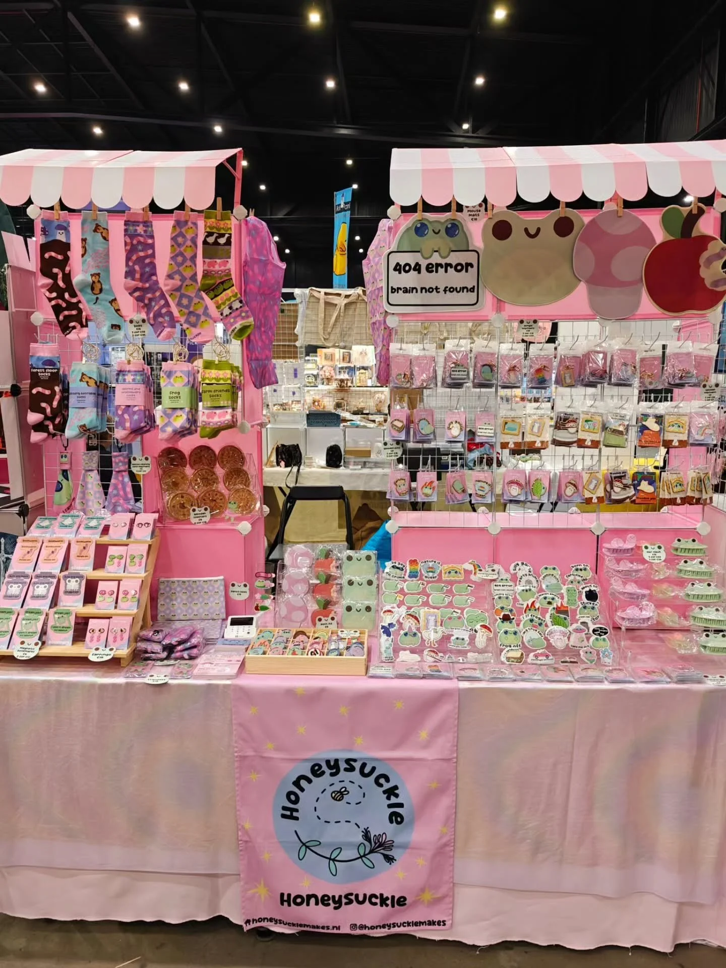 This booth from last weekend deserves its own post🩷✨

I tried a new setup with a bunch of new products last weekend, and I'm honestly so proud of how far I've come. The last slide is a pic of my booth at the same event just a year ago, and the diffe
