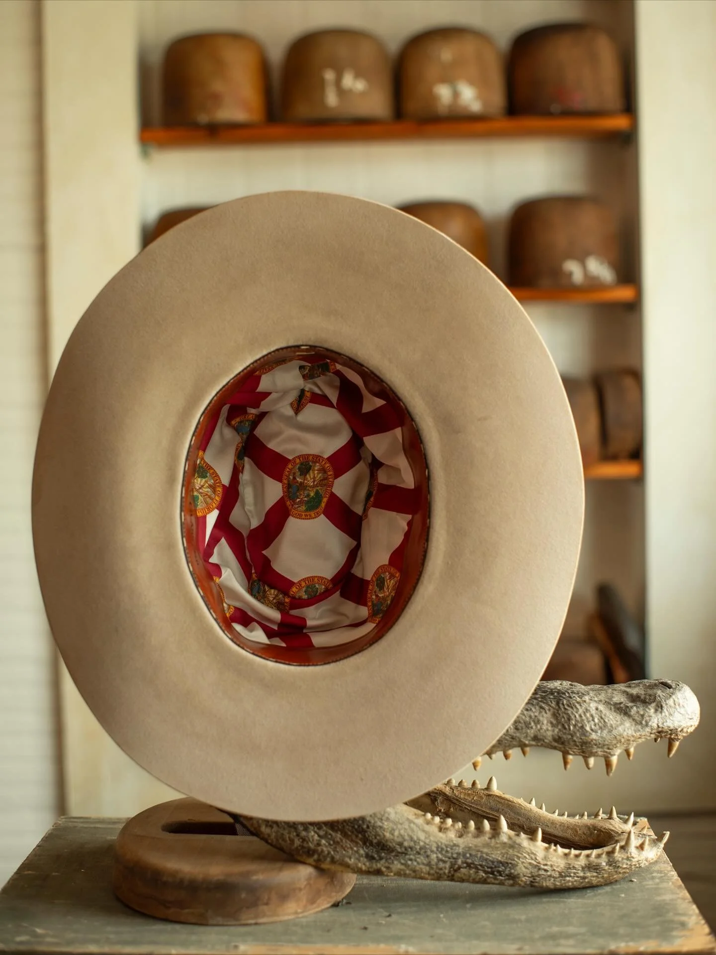 - For the Commissioner. Western weight nutria w/ alligator bone sliver, egret feather, and vintage grosgrain band. Bonus: Florida state flag custom hat liner. 
#TilDeathHatCo #Millinery #Ybor