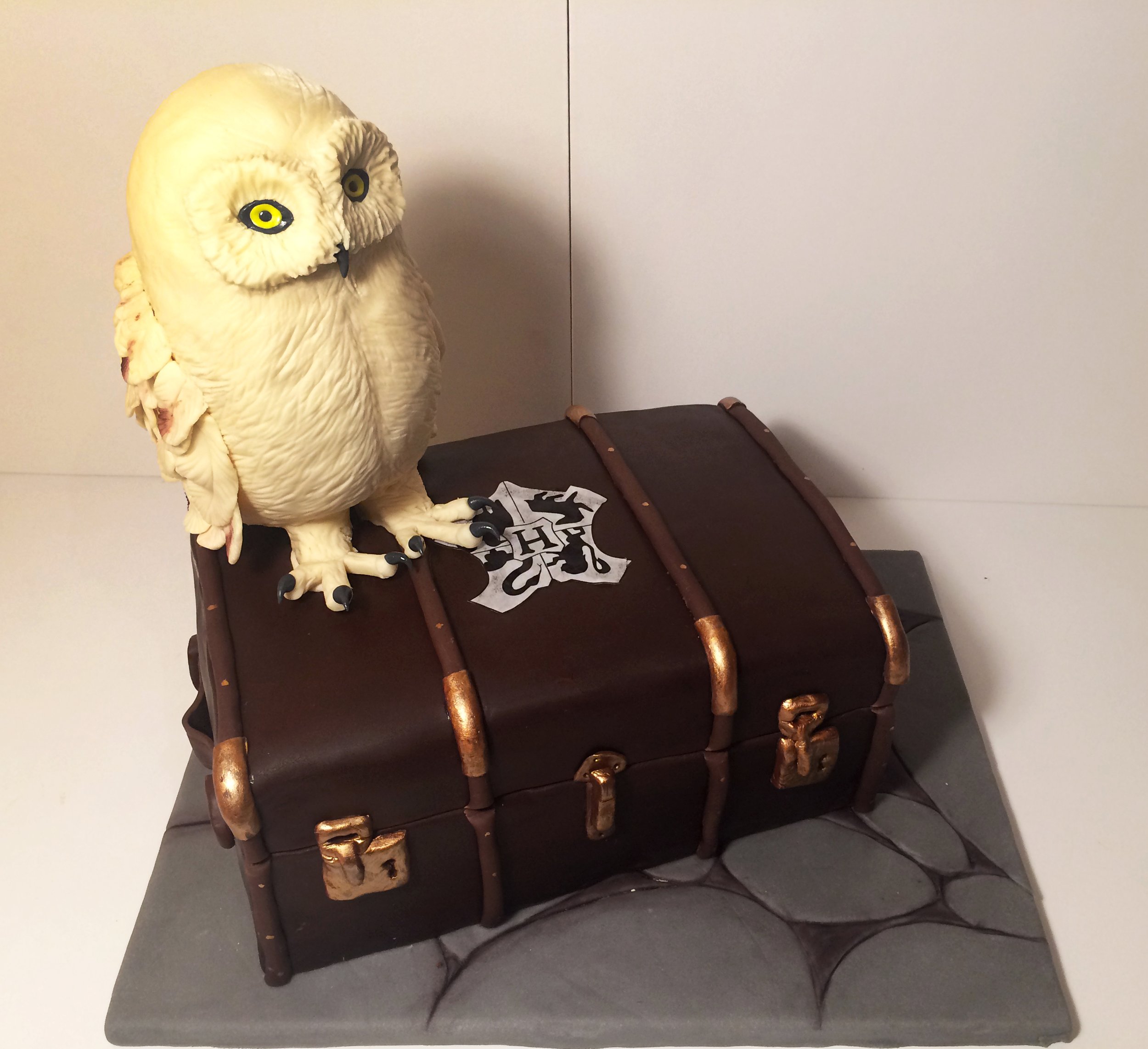 Catcakes - Modelado de la lechuza de Harry Potter realizado en fondant.