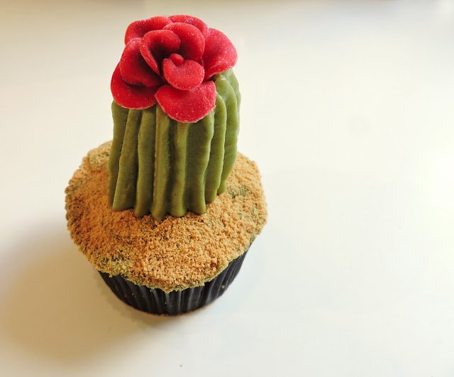 cupcake cactus flor roja
