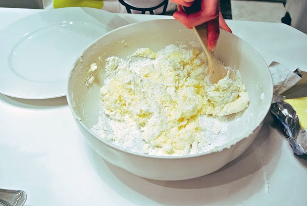 Mezclando ingredientes frosting queso