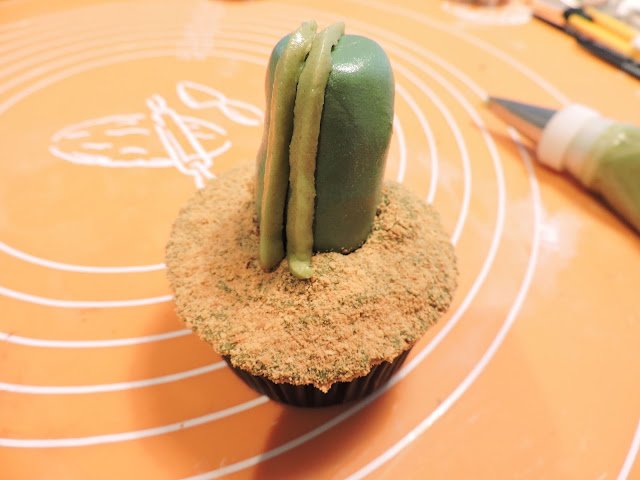 paso 2 cupcake decorado cactus