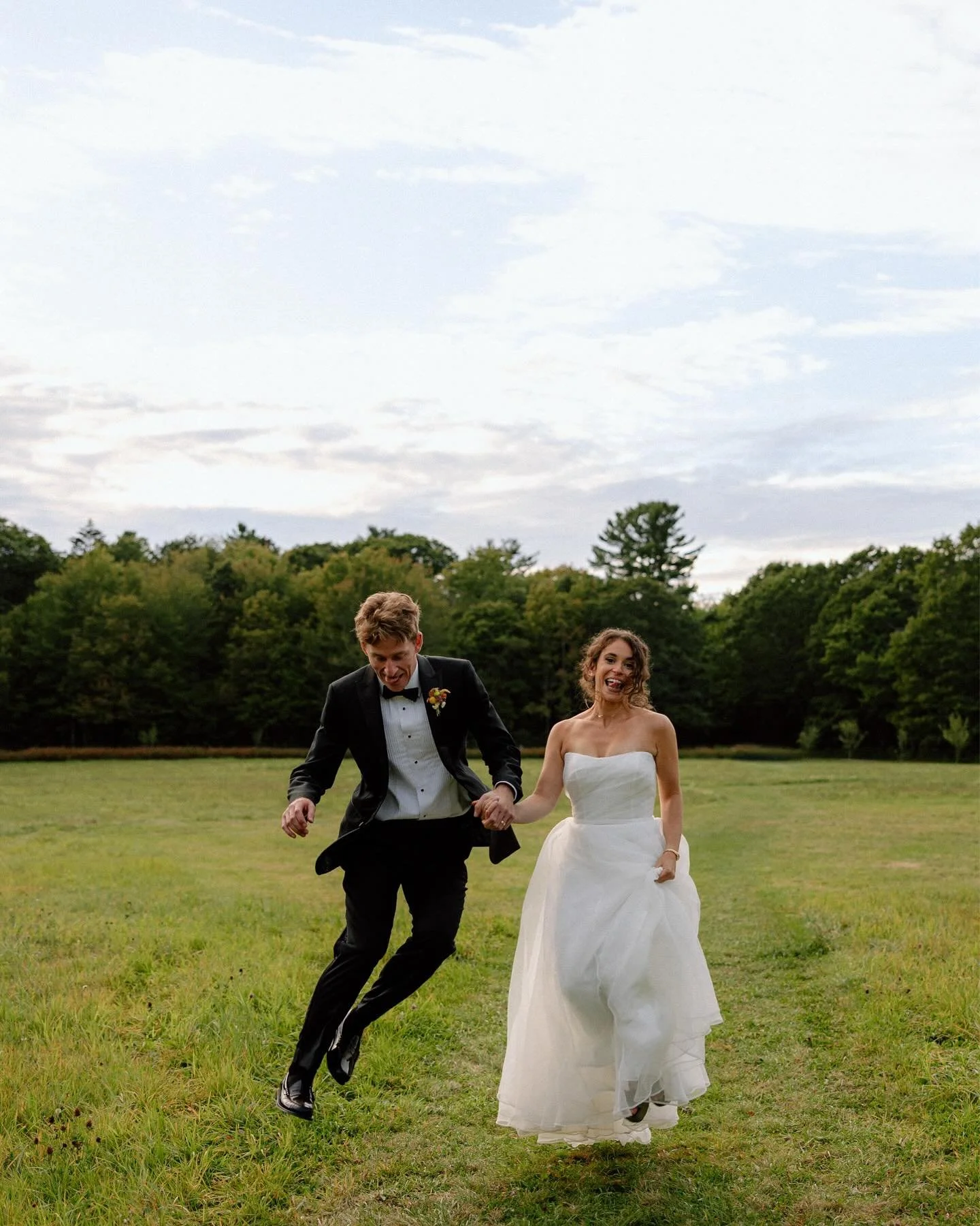 What a magical day! Last Saturday&rsquo;s weather was absolutely perfect, not too hot, not too cold, just ideal for celebrating love.
Aaron and Laura, you two are pure sunshine! ☀️ Incorporating Aaron&rsquo;s favorite color yellow throughout every de