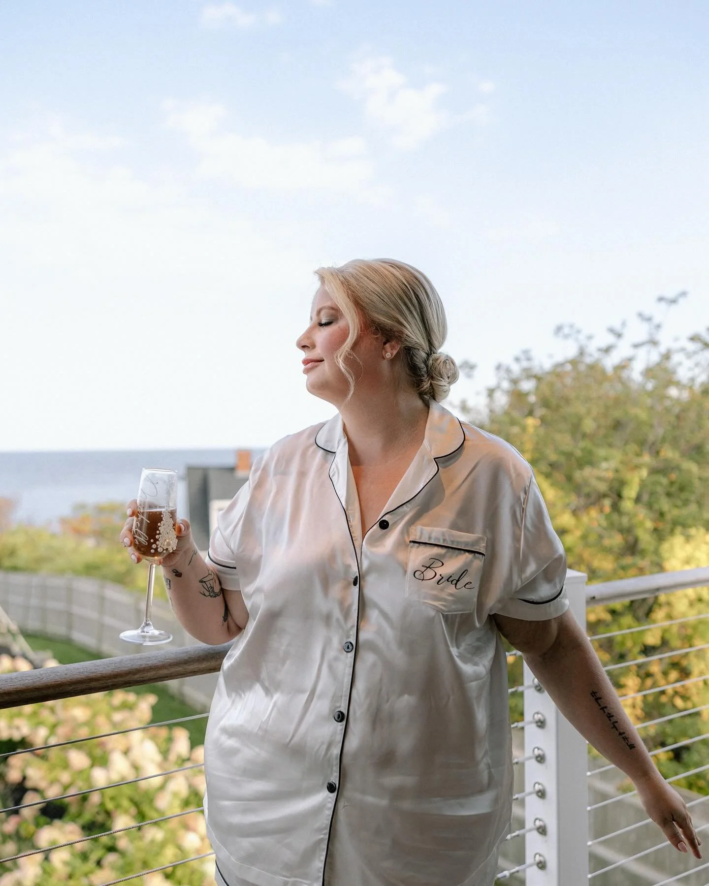Michelle + David tied the knot this past weekend in the most beautiful coastal setting 🌊

They wanted coastal quiet luxury vibes for their intimate elopement, and the lighthouse backdrop delivered. Golden hour by the ocean with their closest people.