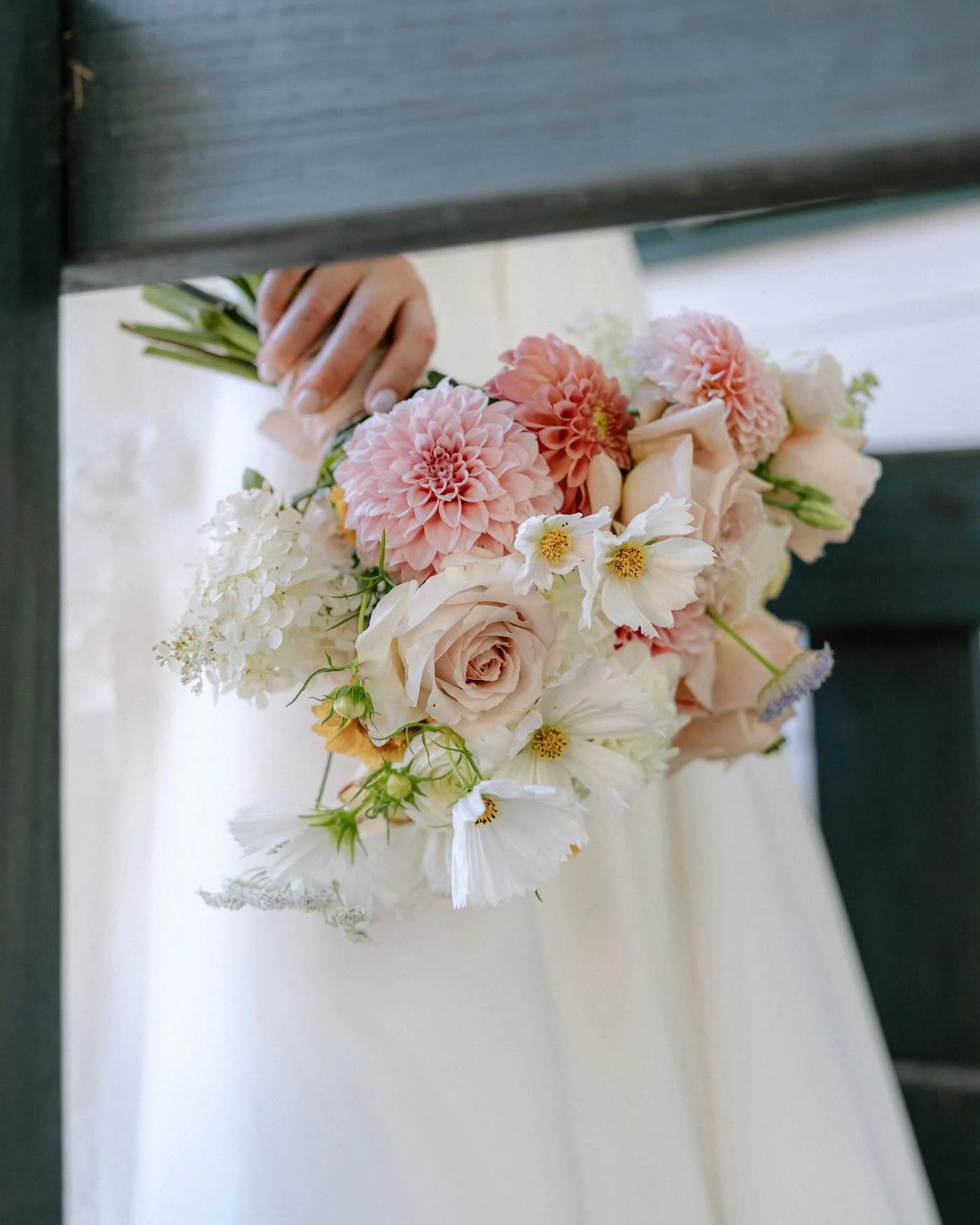 Nothing beats a lakeside wedding in Maine. Good people, beautiful light, and florals that made my heart happy.

2nd Photographing for @mikesearsphotography