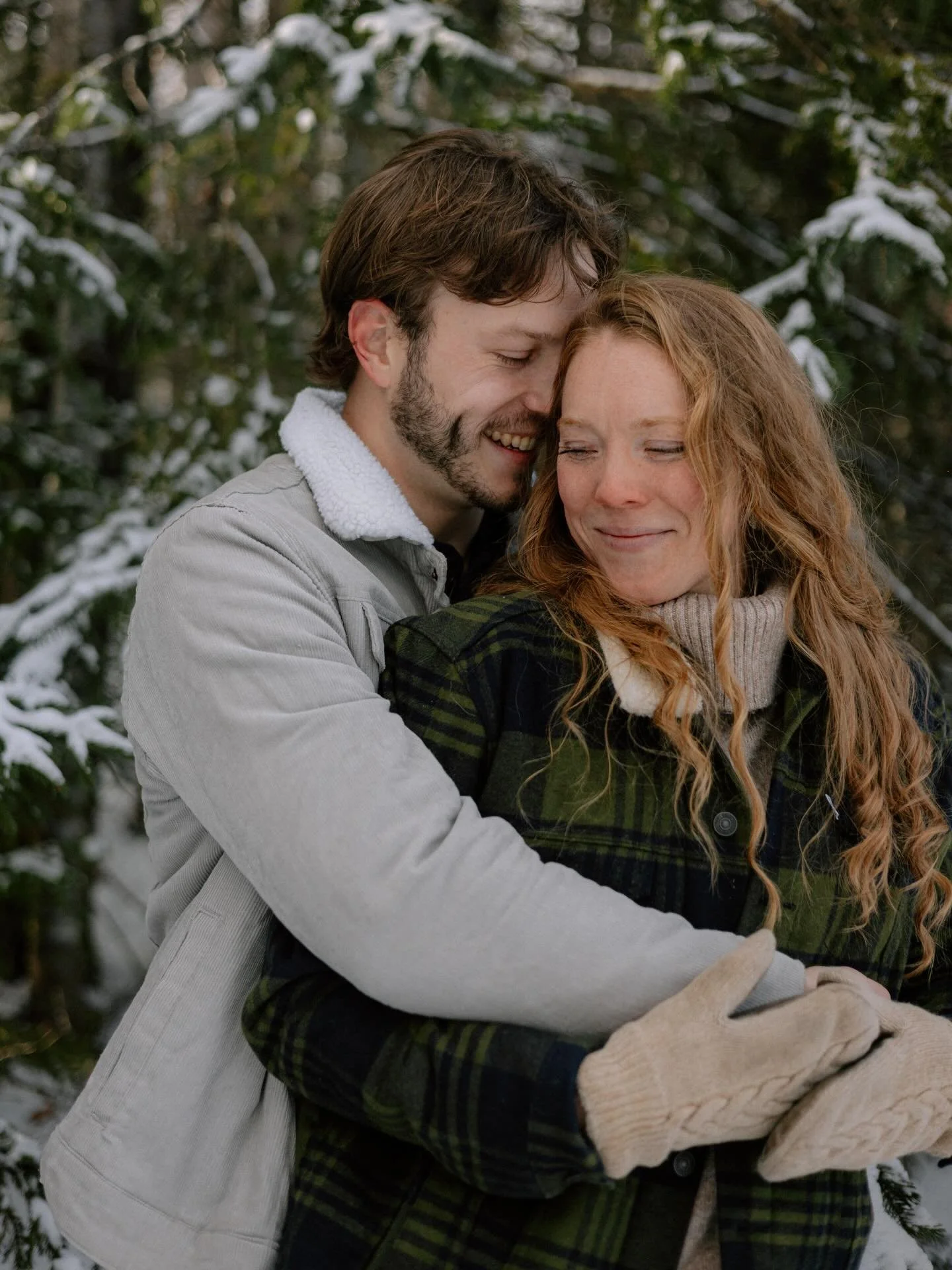 Ski season is here, and I couldn&rsquo;t be more excited! There&rsquo;s something magical about winter sessions! The soft snow, cozy layers, and that warm glow. Already dreaming of capturing more moments like this. Let&rsquo;s make some winter magic 