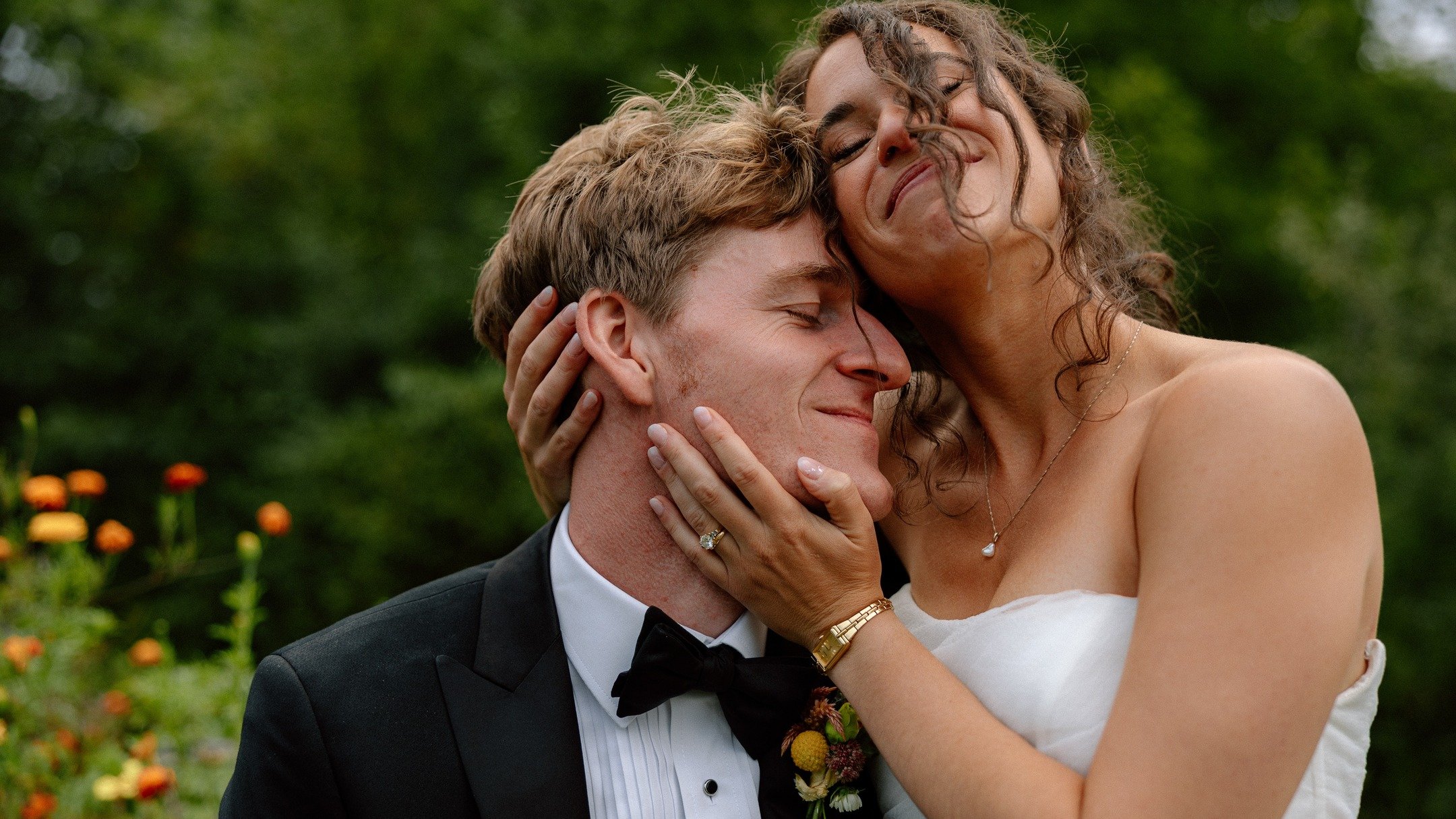 Laura &amp; Aaron's bright September wedding at @topslfarm was filled with yellow florals, handmade details (including the bride's CAKE!), and so much joy.

This is what Maine farm weddings are all about 💛

Read the full story&mdash;link in bio!

Br