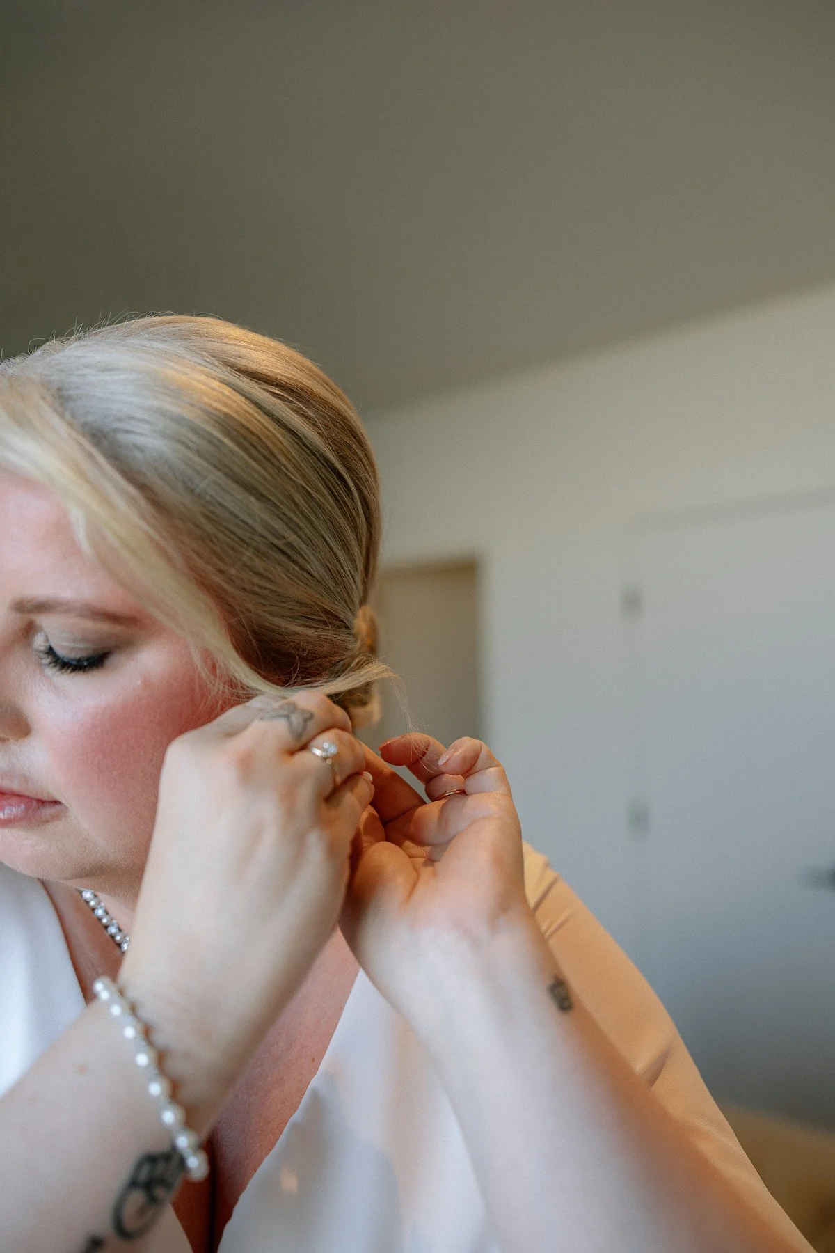 Bride getting ready at the viewpoint hotel