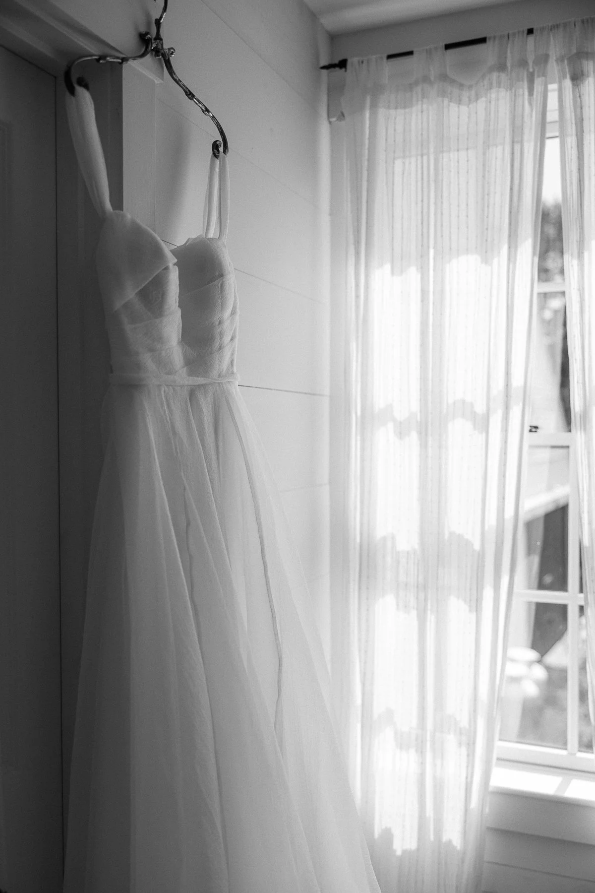 Tops'l Farm wedding getting ready