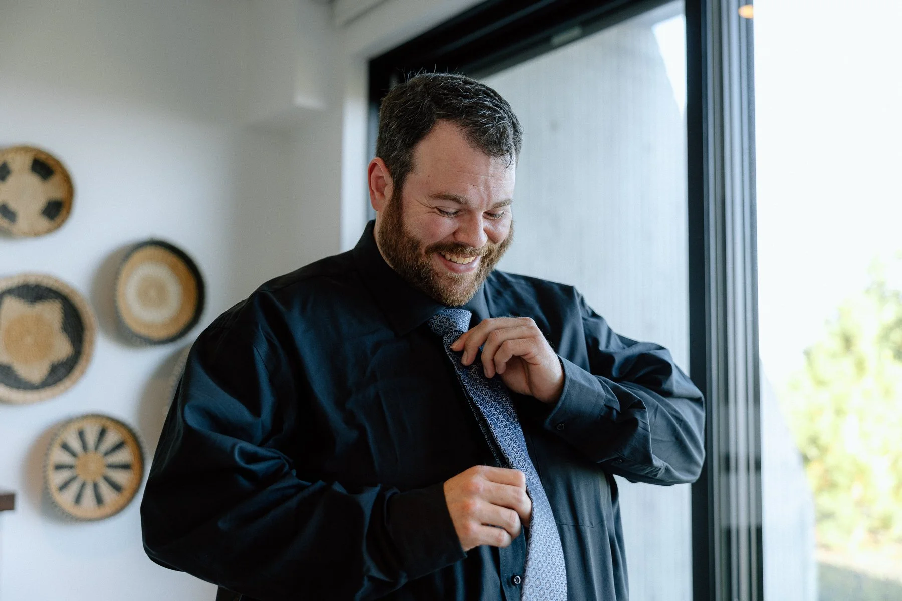 Groom getting ready at the viewpoint hotel