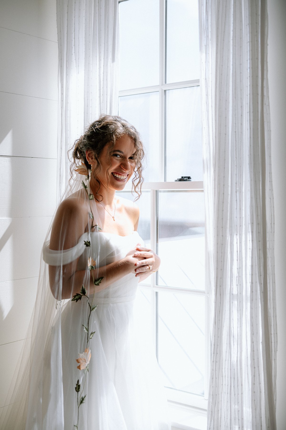 Tops'l Farm wedding getting ready