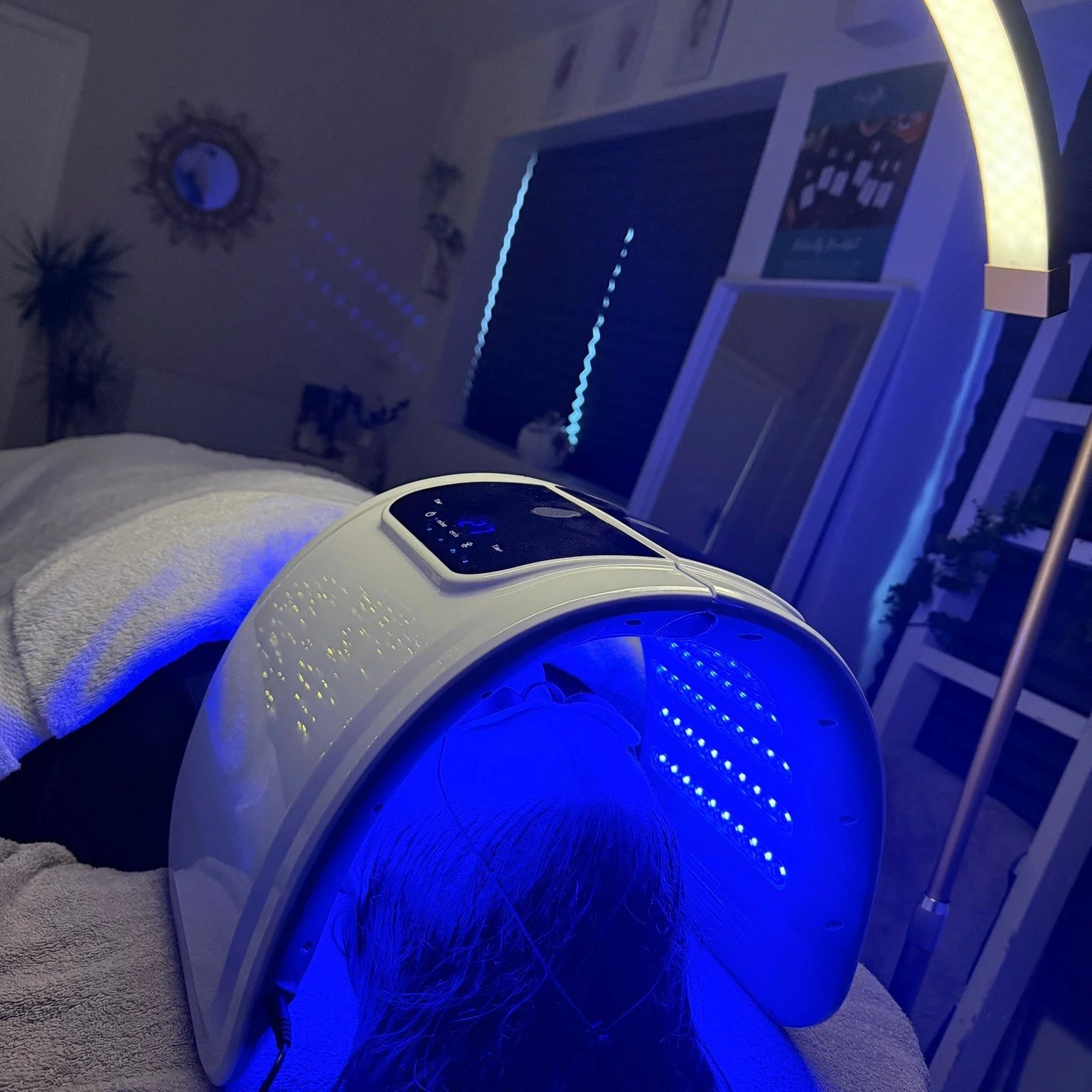 When your skin feels like it&rsquo;s fighting you&hellip; 💭
Breakouts can leave you feeling sore, self-conscious, and desperate for calm. 

That&rsquo;s why the Skin Reset Facial includes LED light therapy, using blue light to:
💙 Kill acne-causing 
