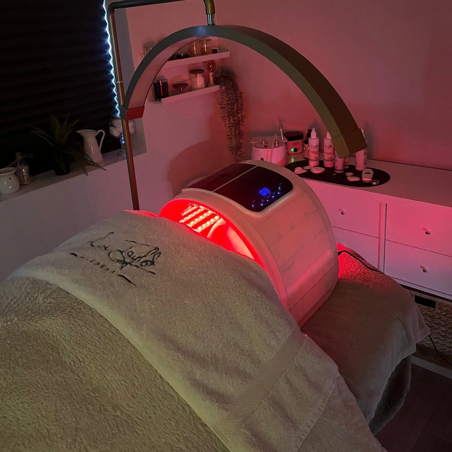 One of the biggest reasons people don&rsquo;t see real changes in their skin&hellip;

Is because they&rsquo;re treating it reactively instead of consistently.
Booking when something flares up.
Changing products every few weeks.
Trying a different fac