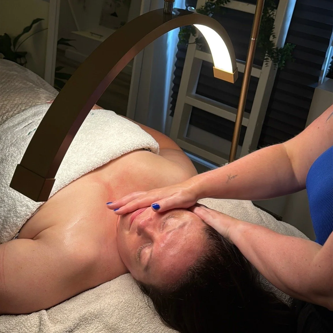 Your skin doesn&rsquo;t just respond to products&hellip;
It responds to stress, overwhelm, poor sleep, hormones, pressure, life.
That&rsquo;s why sometimes:
&bull; Breakouts appear out of nowhere
&bull; Skin becomes reactive
&bull; Healing feels slow