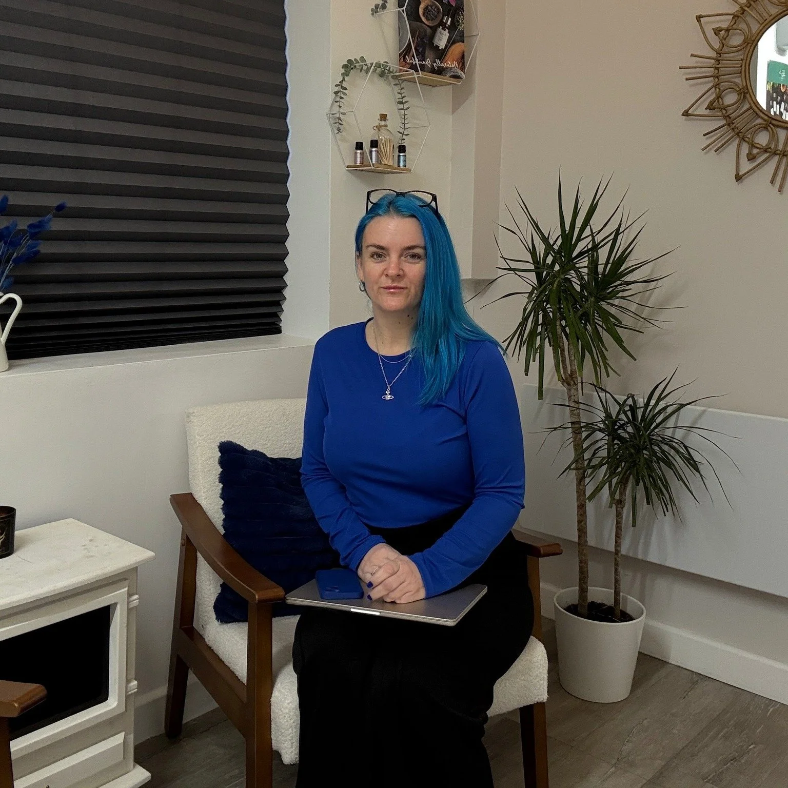 Your skin isn&rsquo;t difficult it&rsquo;s misunderstood.

I&rsquo;m not here to overwhelm you with products or perform a facial for show.
I am here to understand your skin, strip things back, and support it properly.

Because good skin starts before