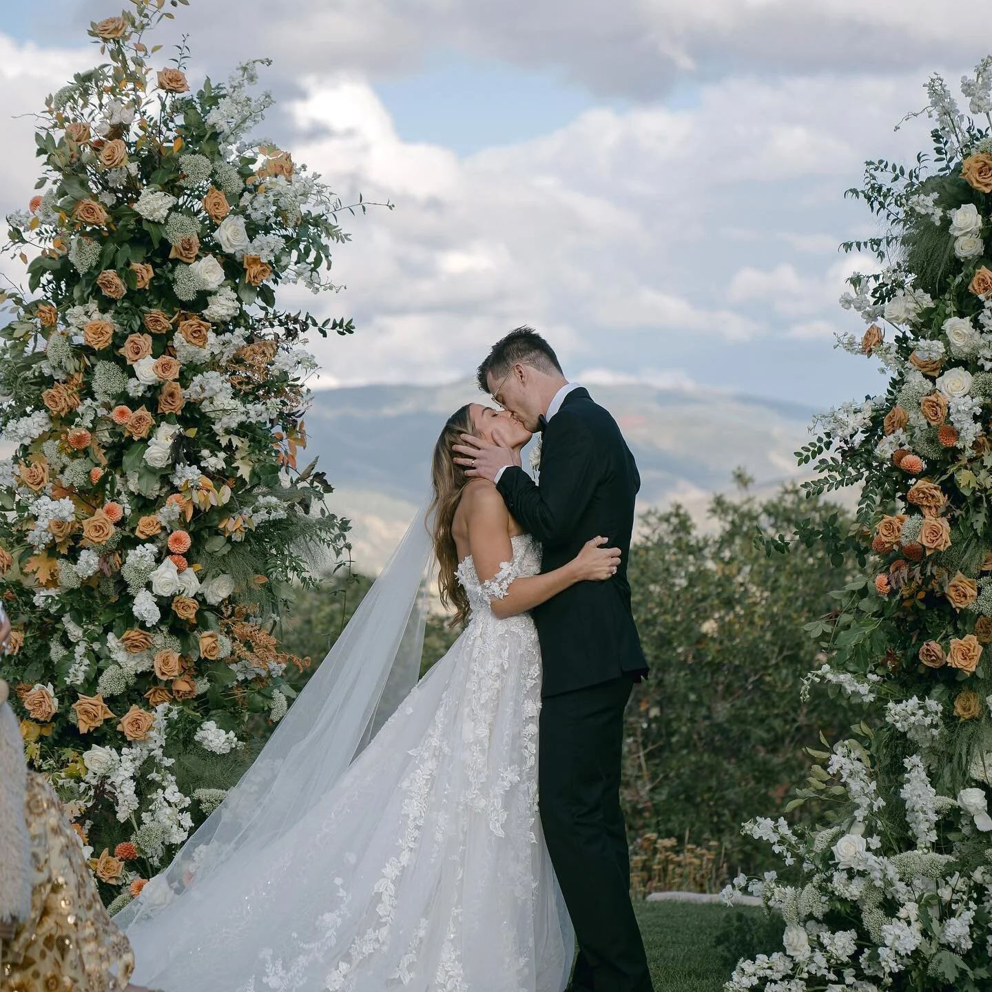 the christensens

Planner: @paigenassab @keely.thorne.events 
Venue: @blueskyauberge 
Photographer: @lauramurray 
Videographer: @jaredwortleyfilms 
MUA: @cherisa.mua 
Hair: @naomimartinez.beauty @lesleylind 
Band: @thegroovemerchants 
String: @oquirr